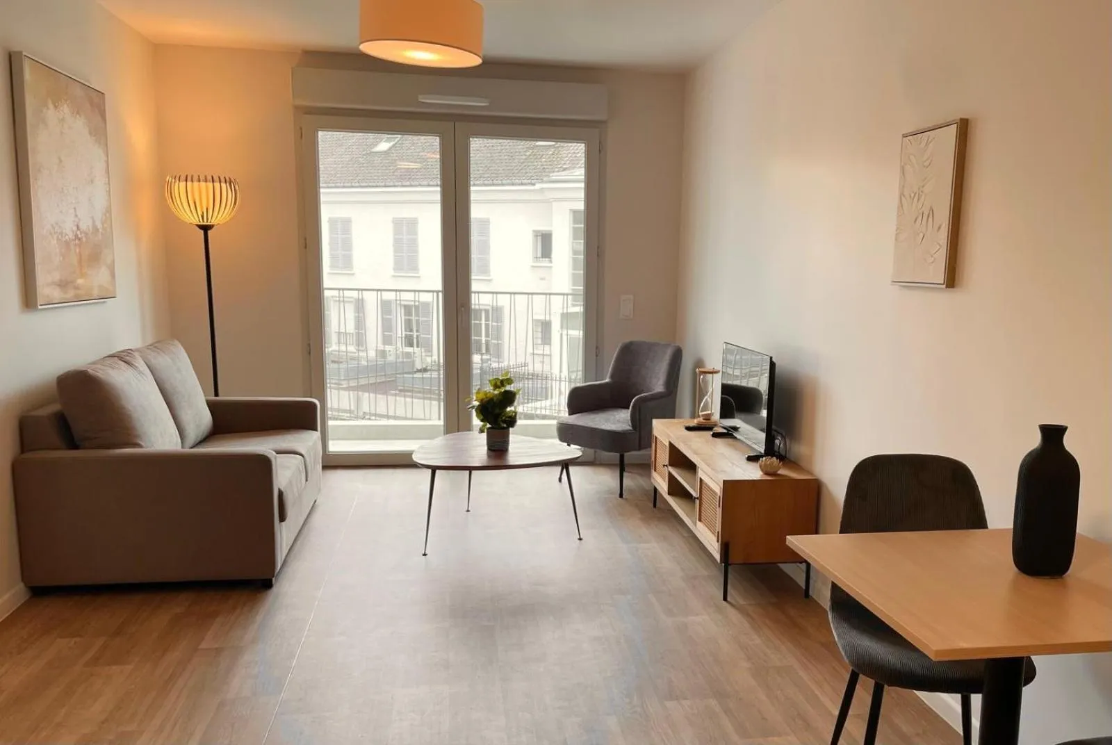 TV and multimedia in Zenao Appart'hôtels Châlons-en-Champagne