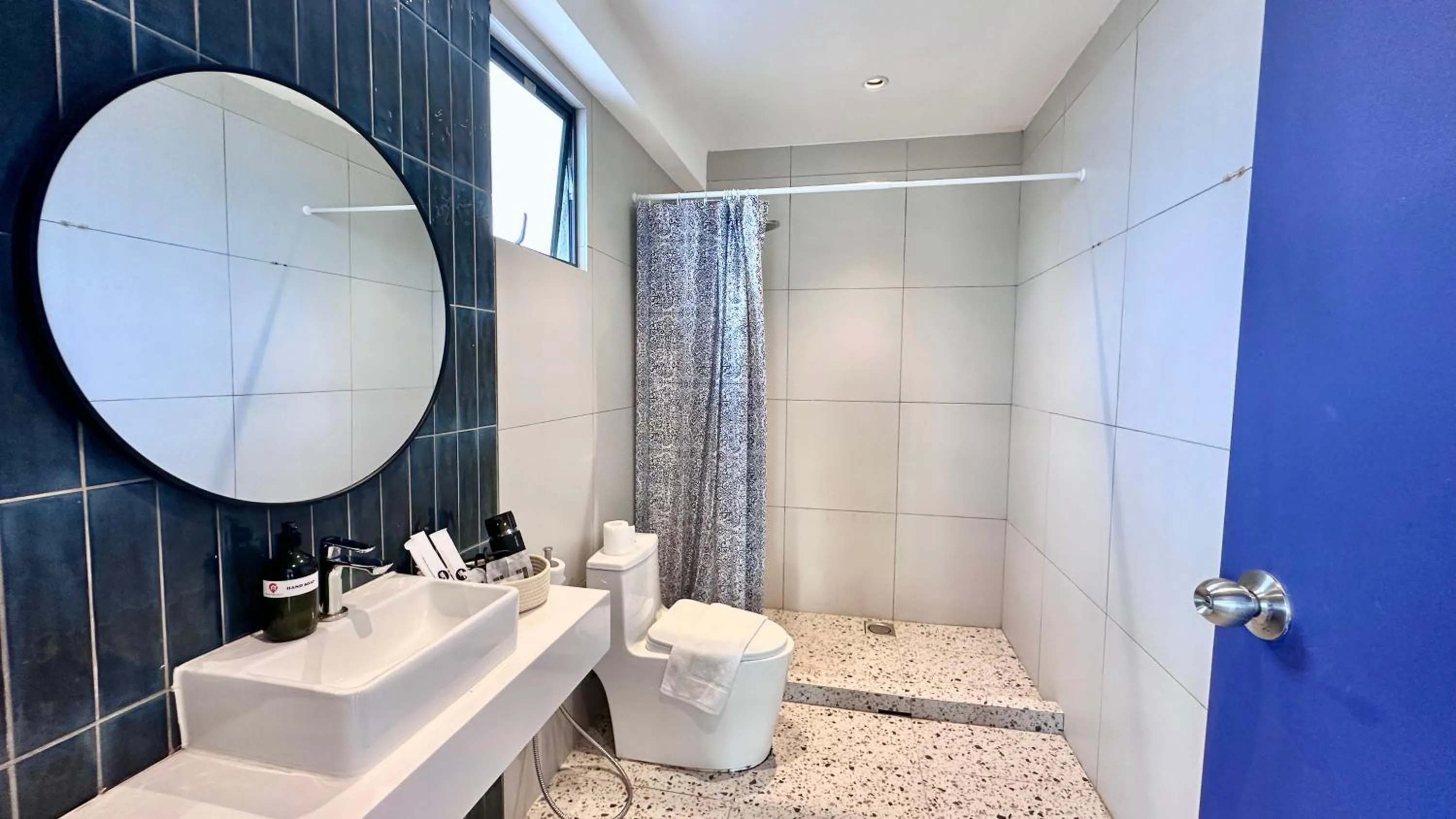 Bathroom in Ukiyo Hotel by manatidur