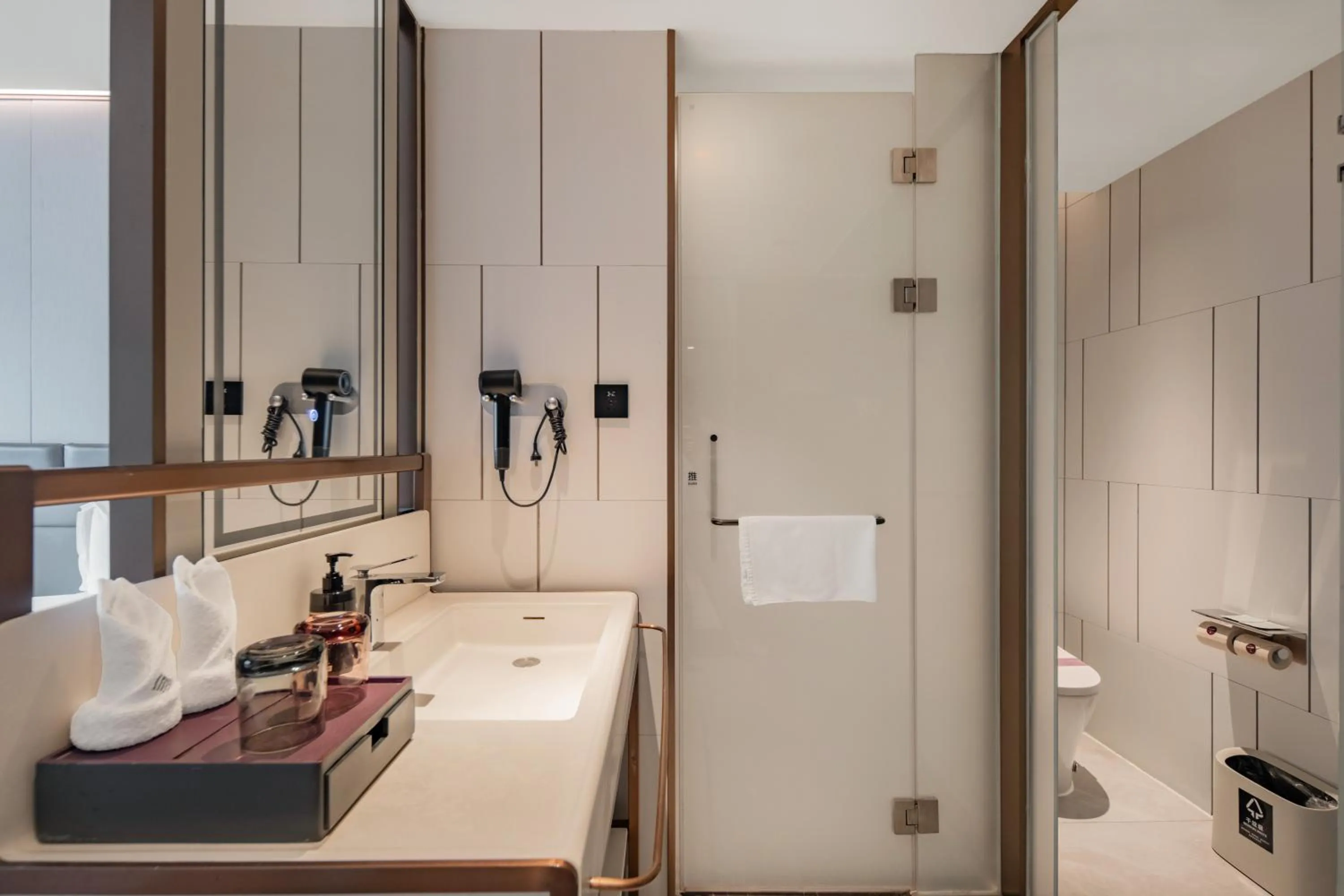 Economy Twin Room in Shanghai Elong Hotel by the bund and Nanjing road Pedestrian street