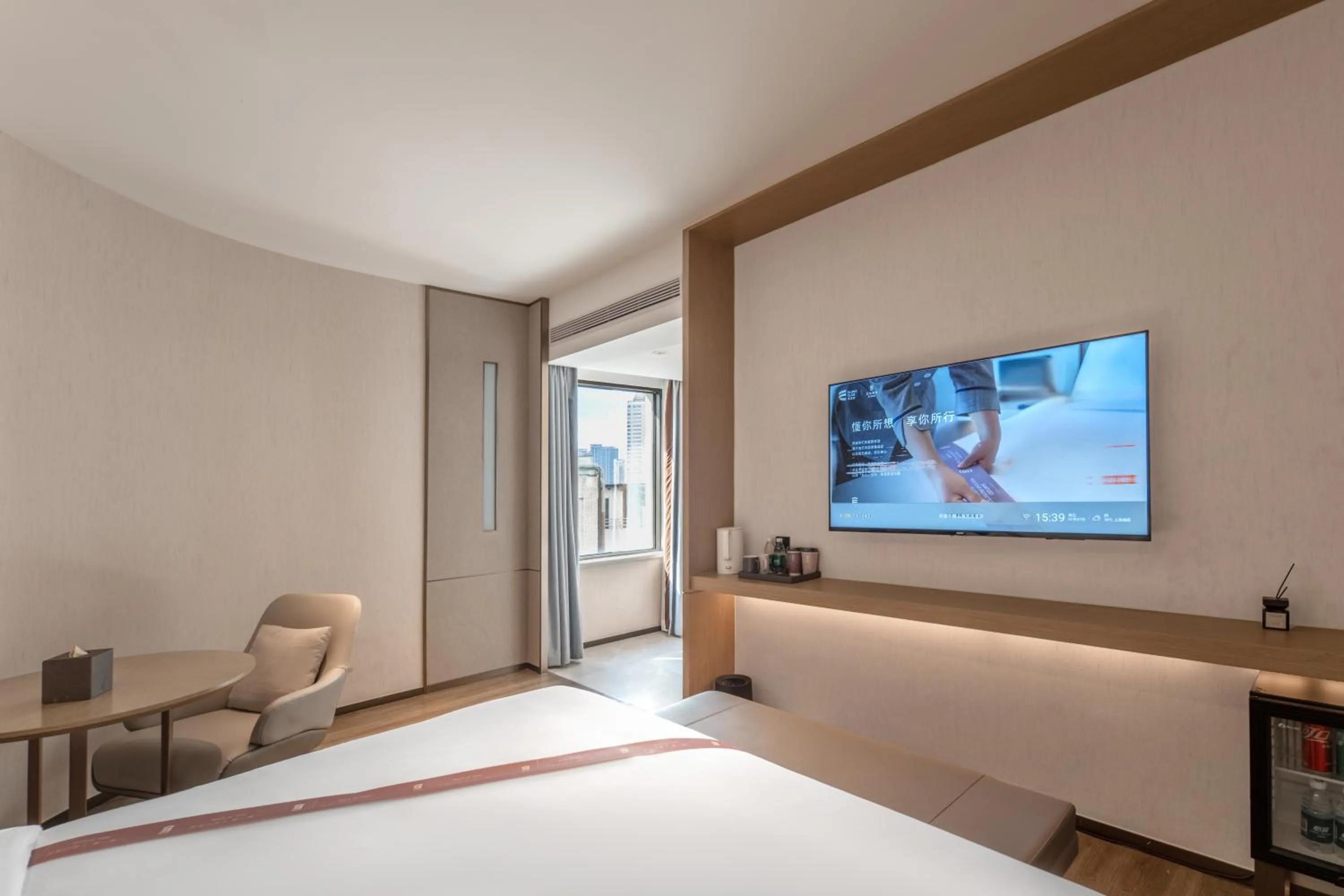 Budget Double Room in Shanghai Elong Hotel by the bund and Nanjing road Pedestrian street