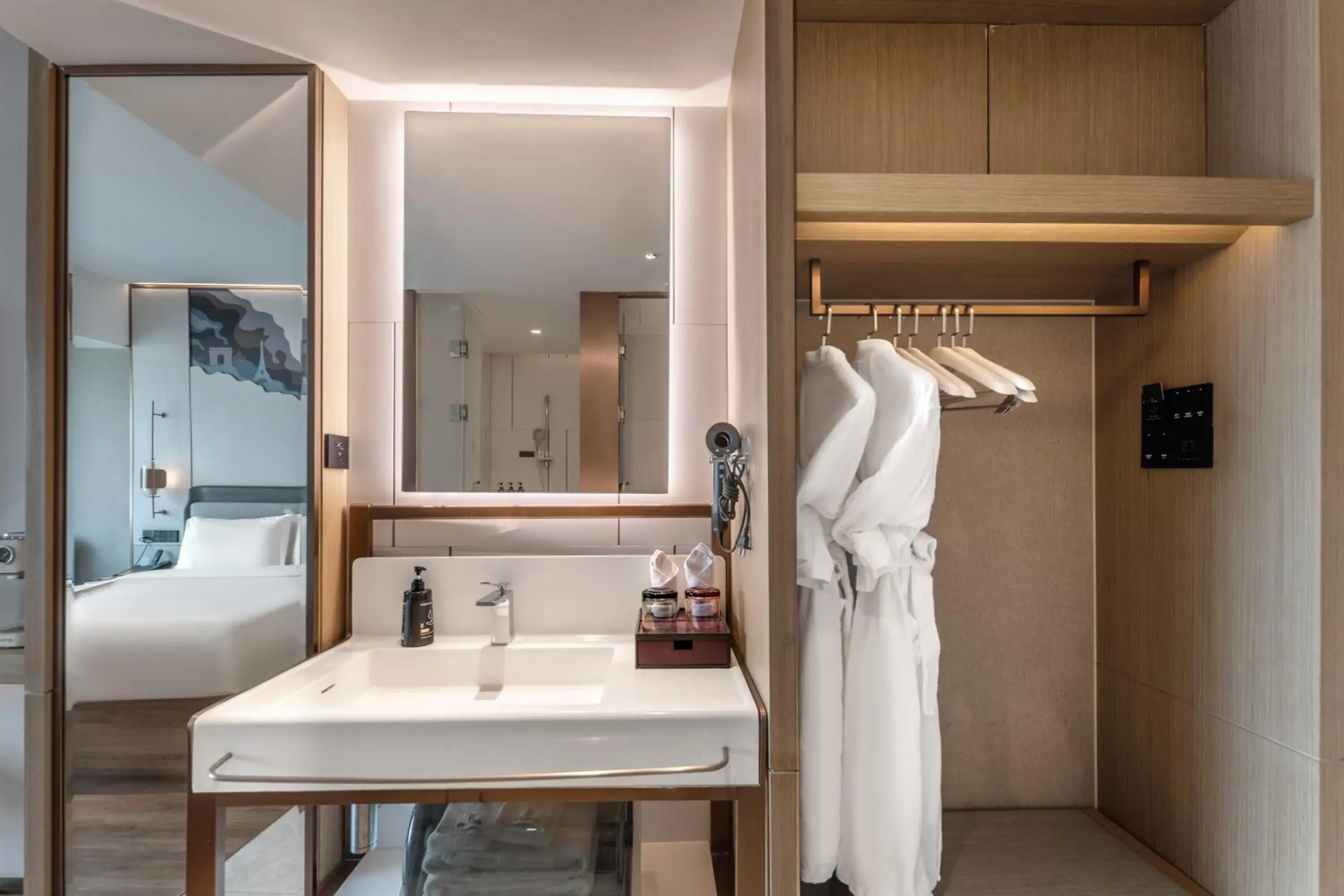 Superior Twin Room in Shanghai Elong Hotel by the bund and Nanjing road Pedestrian street Superior Twin Room in Shanghai Elong Hotel by the bund and Nanjing road Pedestrian street