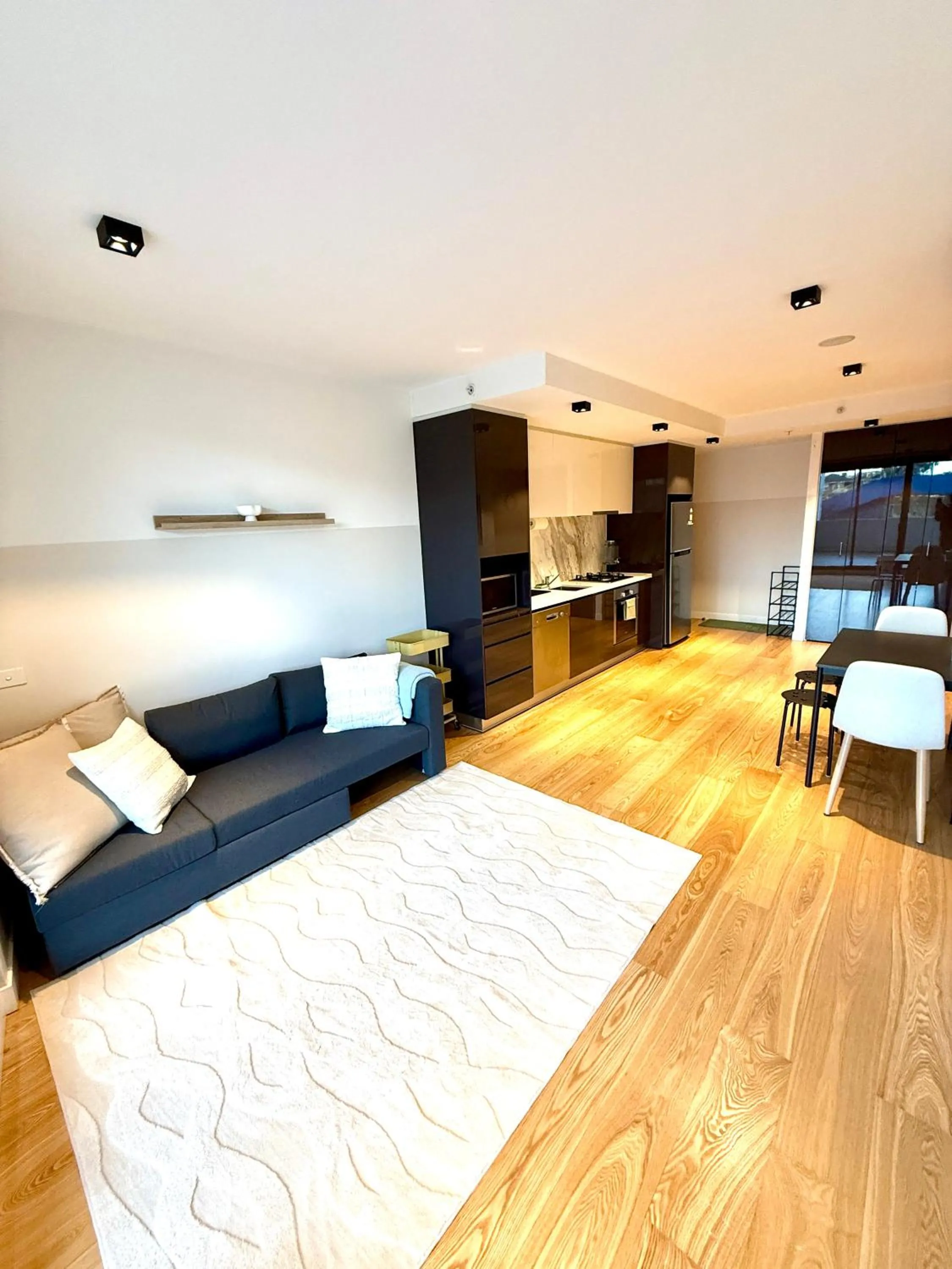 Modern 2 Bed 2 Bath Apartment with Parking opposite Westfield Doncaster