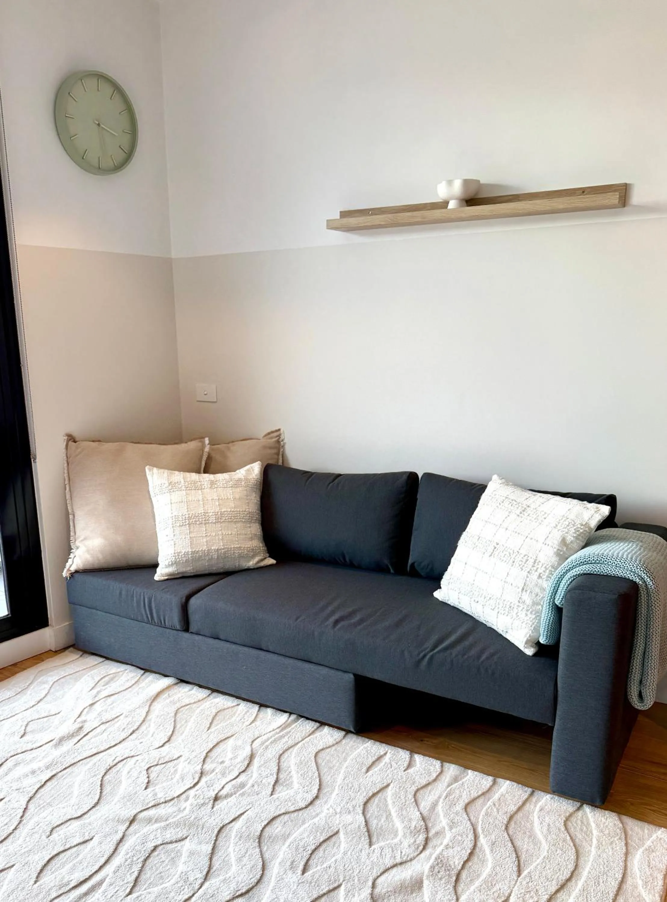 Modern 2 Bed 2 Bath Apartment with Parking opposite Westfield Doncaster