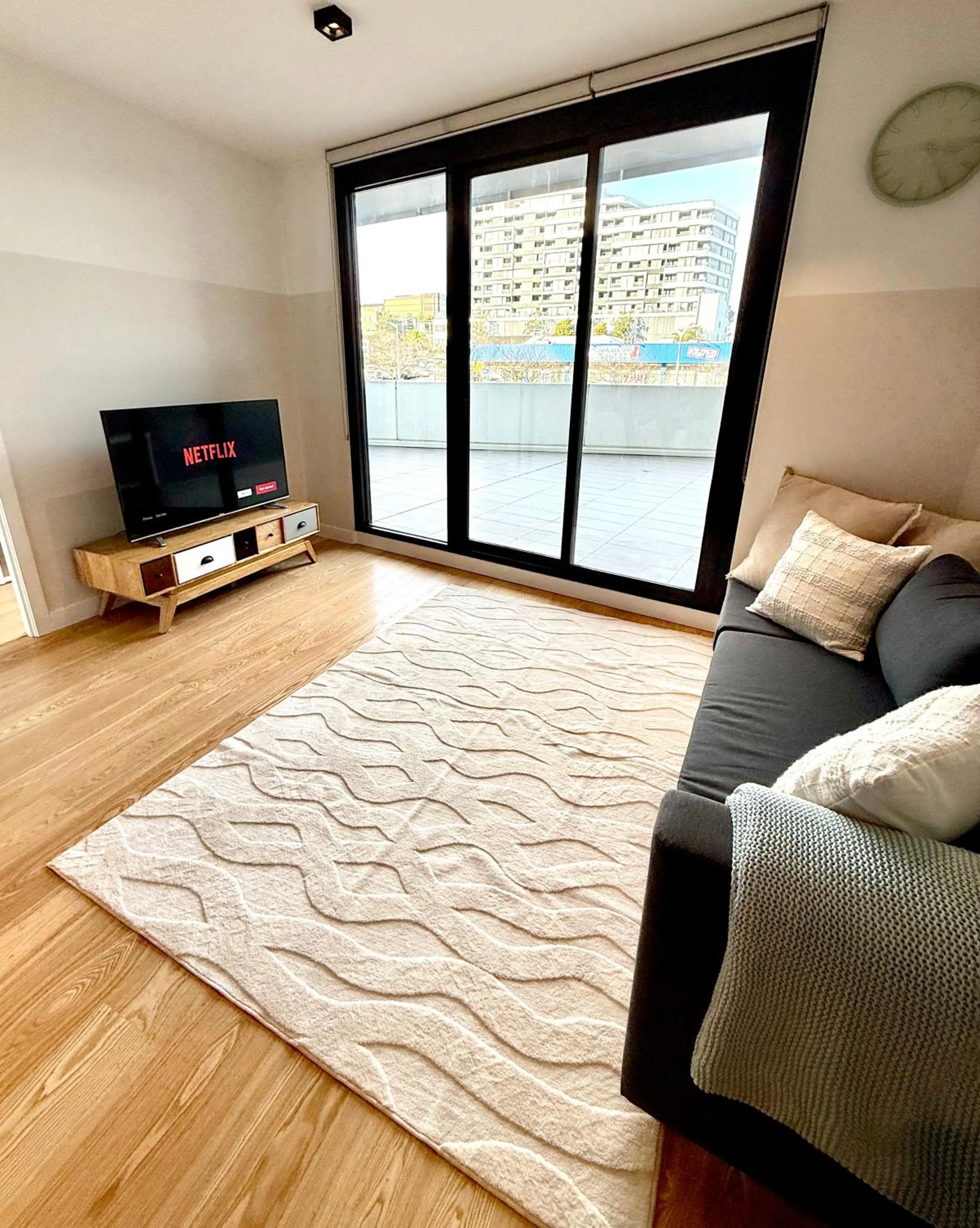 Modern 2 Bed 2 Bath Apartment with Parking opposite Westfield Doncaster