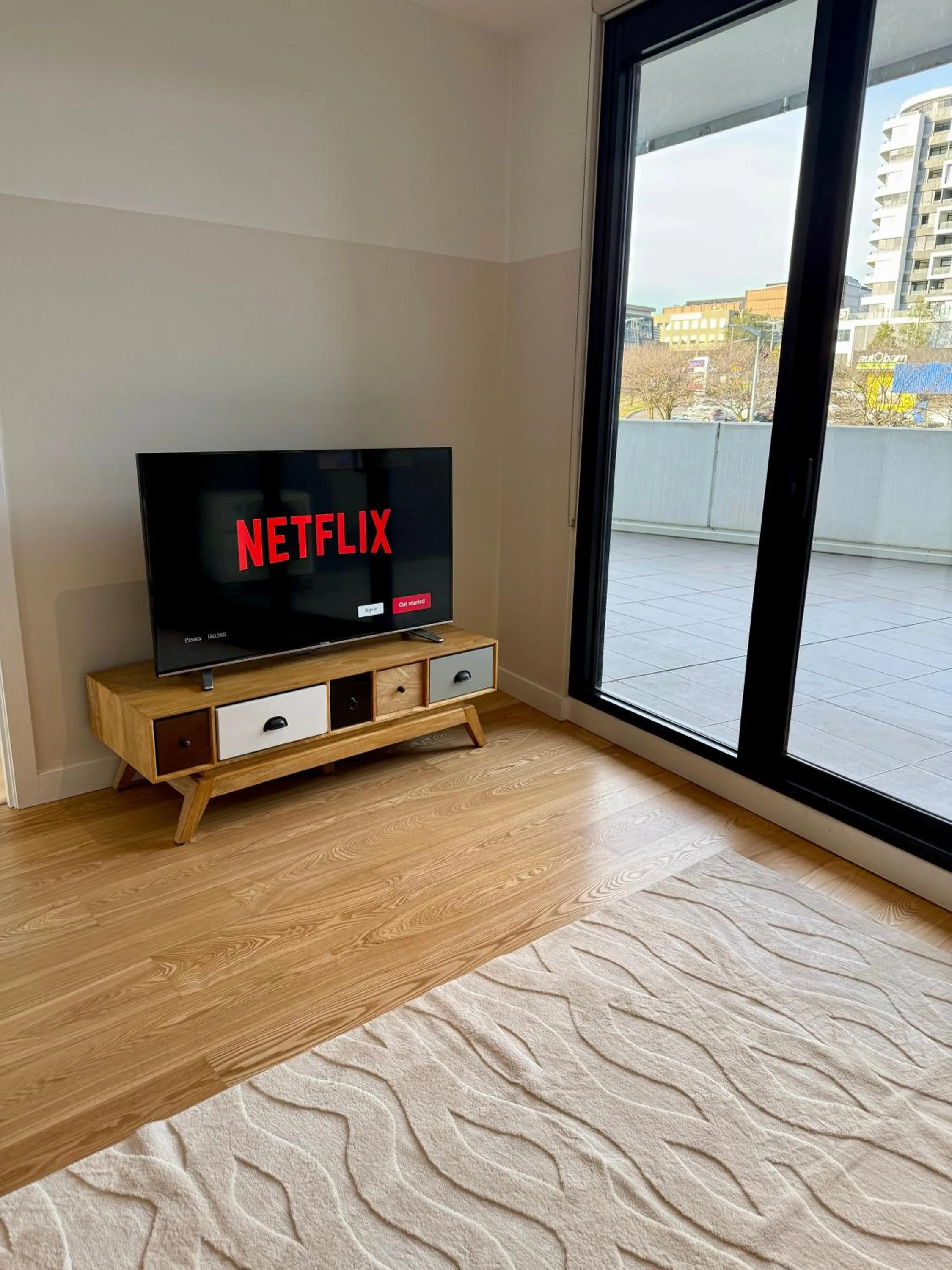 Modern 2 Bed 2 Bath Apartment with Parking opposite Westfield Doncaster