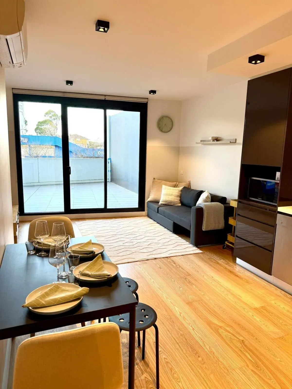 Modern 2 Bed 2 Bath Apartment with Parking opposite Westfield Doncaster Modern 2 Bed 2 Bath Apartment with Parking opposite Westfield Doncaster