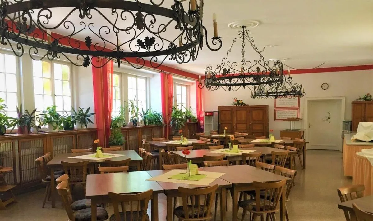 Restaurant/places to eat in Jugendhotel Nürnberg