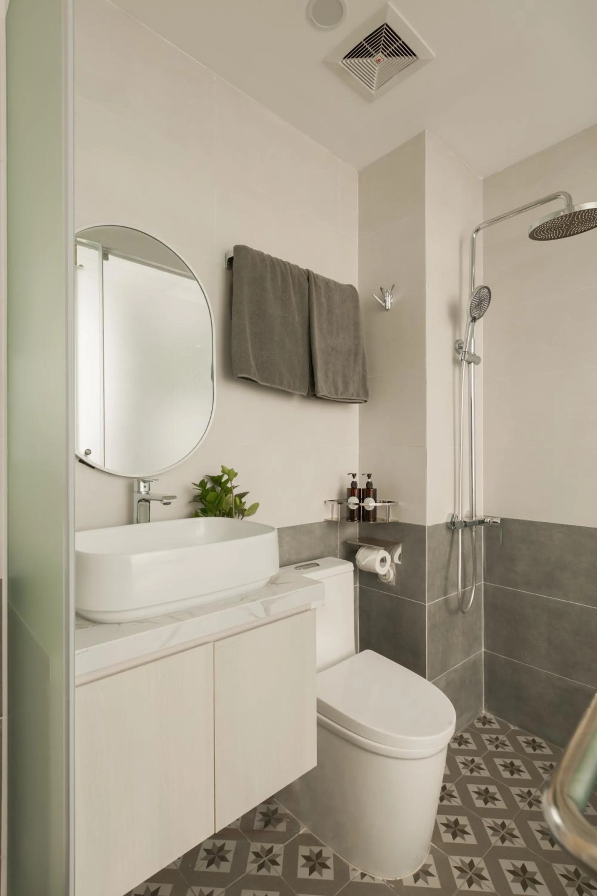 Shower in HoLo Ba Dinh Hanoi - Serviced HomeStay