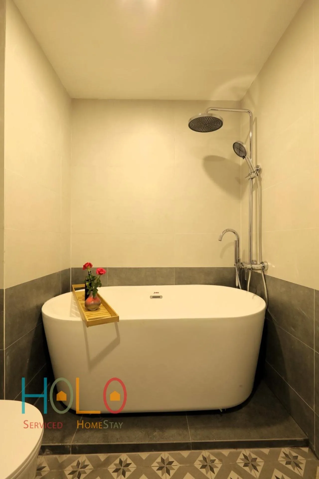 Shower in HoLo Ba Dinh Hanoi - Serviced HomeStay
