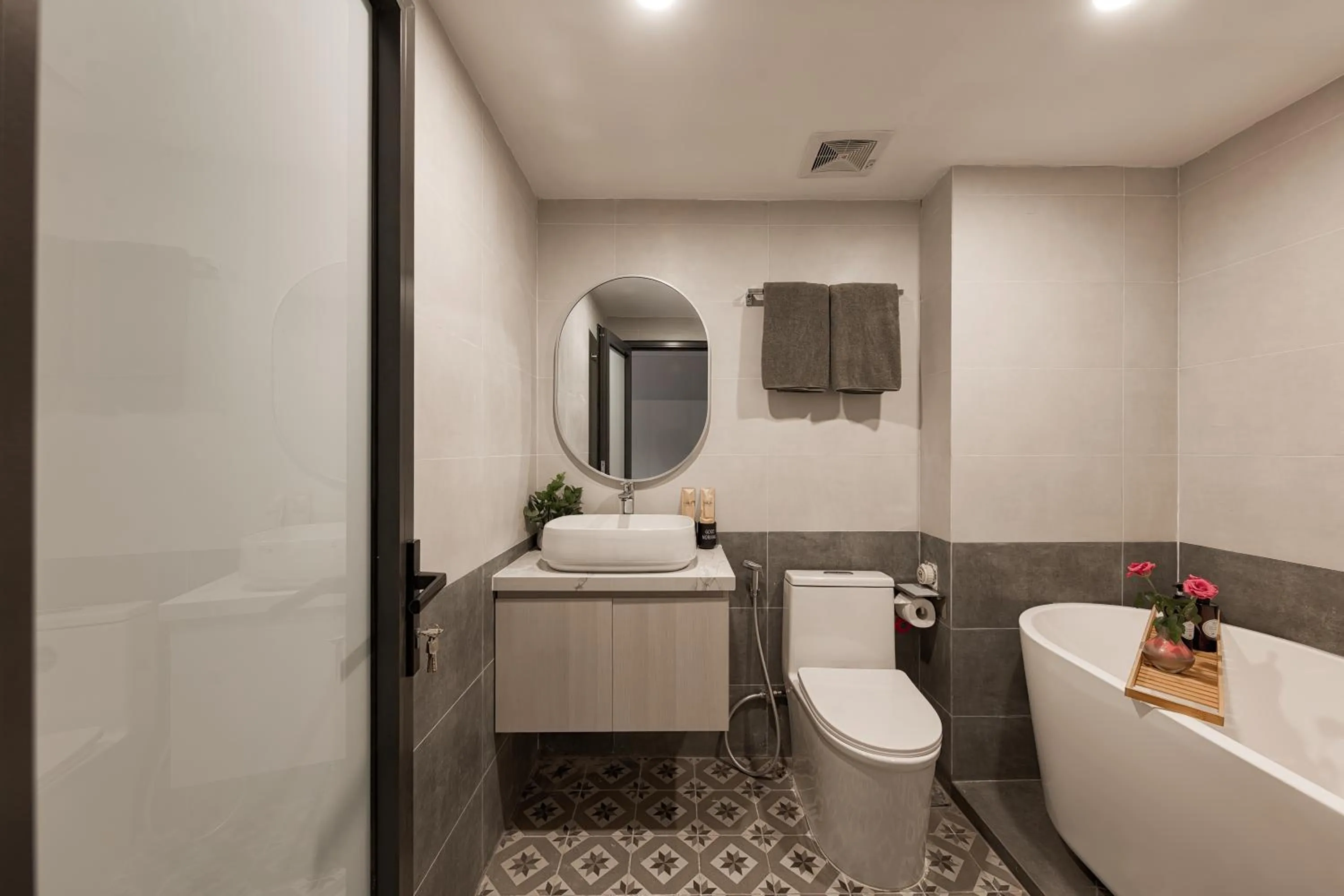 Shower in HoLo Ba Dinh Hanoi - Serviced HomeStay