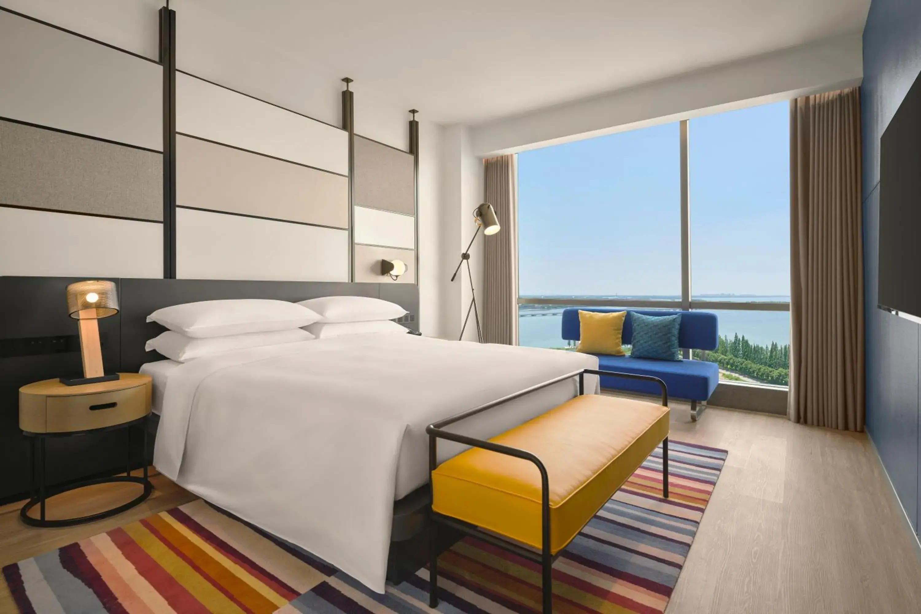 Breezy King Suite with Lake View in Aloft by Marriott Kunshan Dianshan Lake Breezy King Suite with Lake View in Aloft by Marriott Kunshan Dianshan Lake