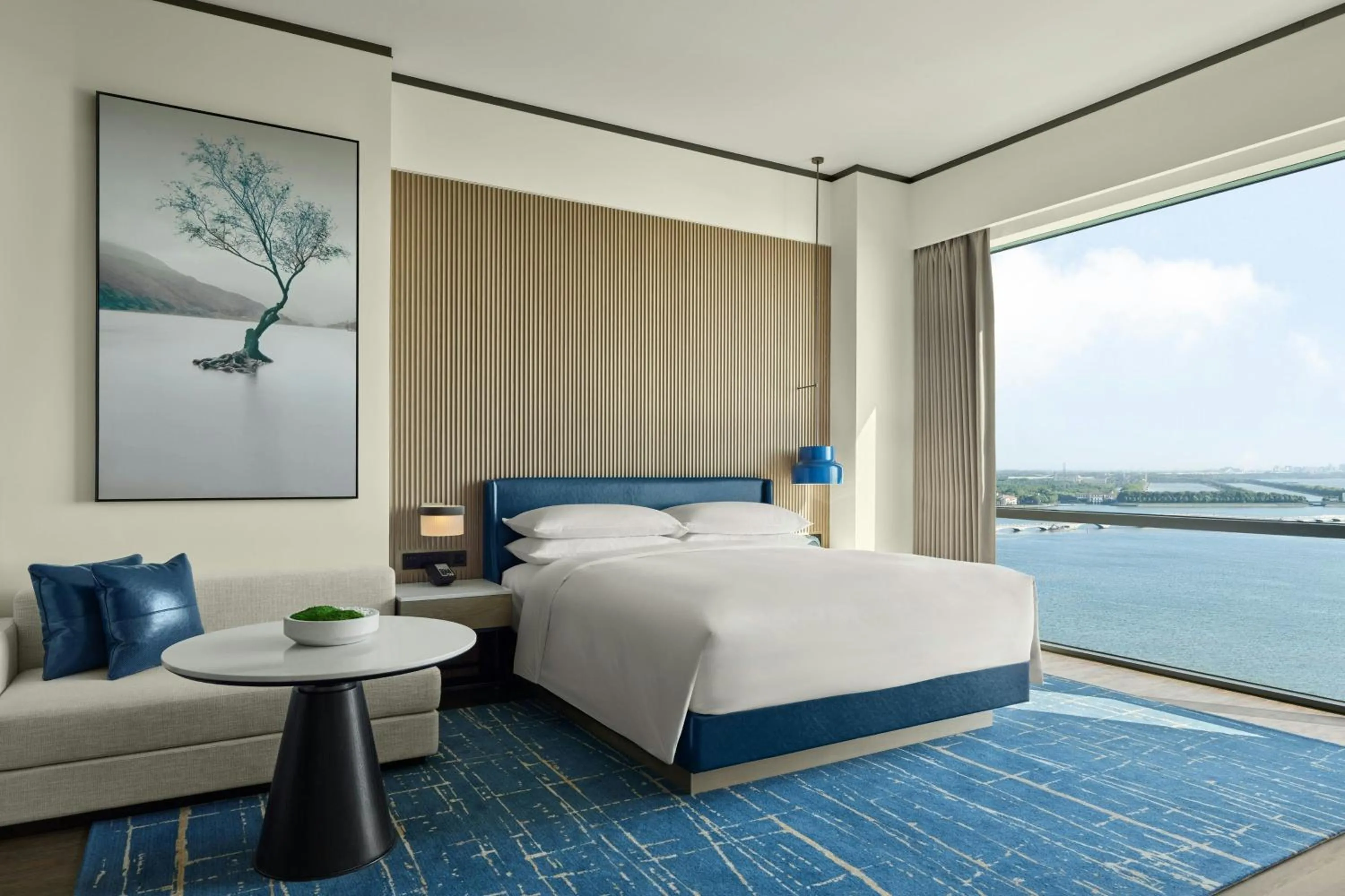 Photo of the whole room, Bed in Sheraton Kunshan Dianshan Lake