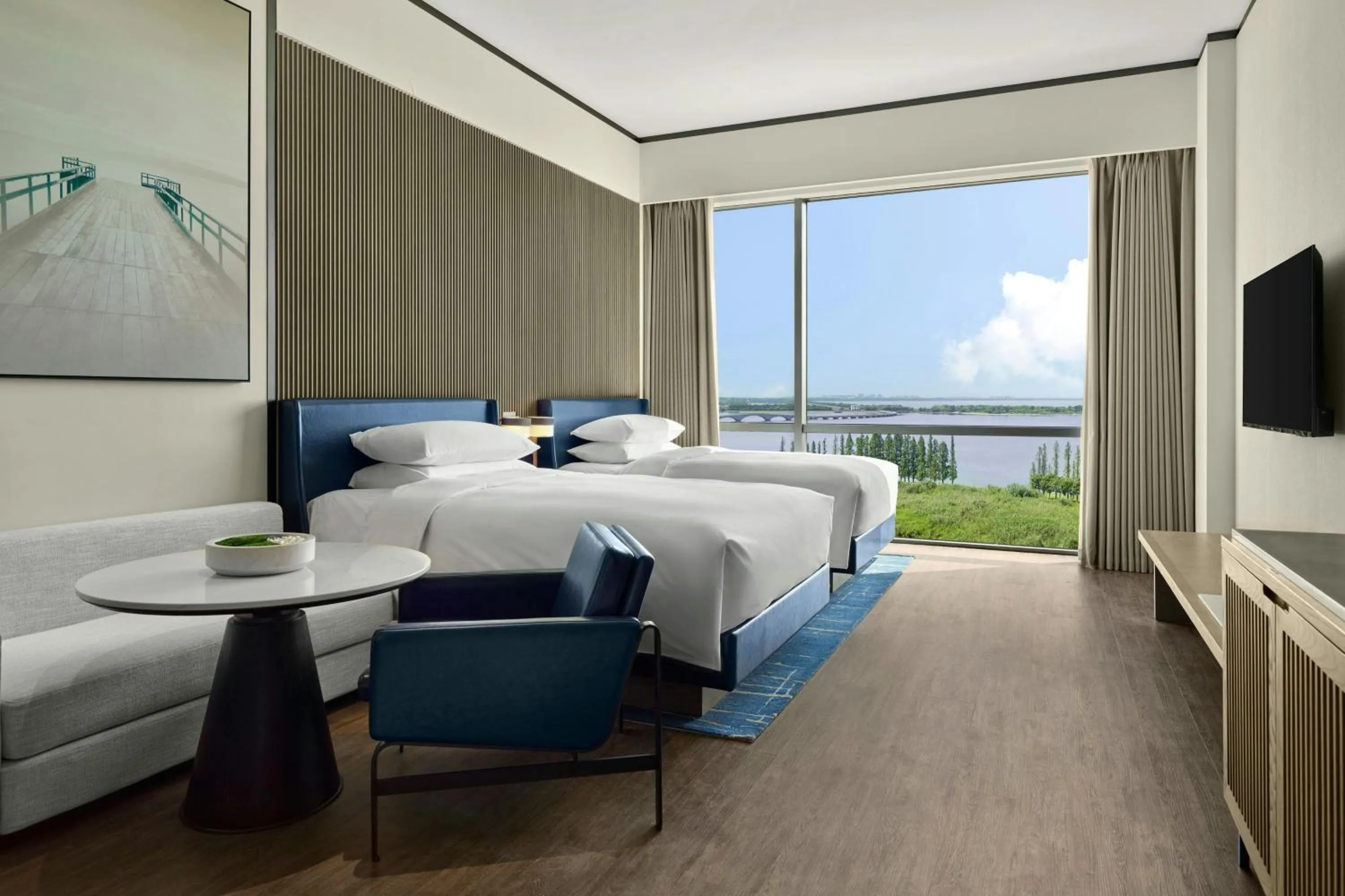 Photo of the whole room, Bed in Sheraton Kunshan Dianshan Lake
