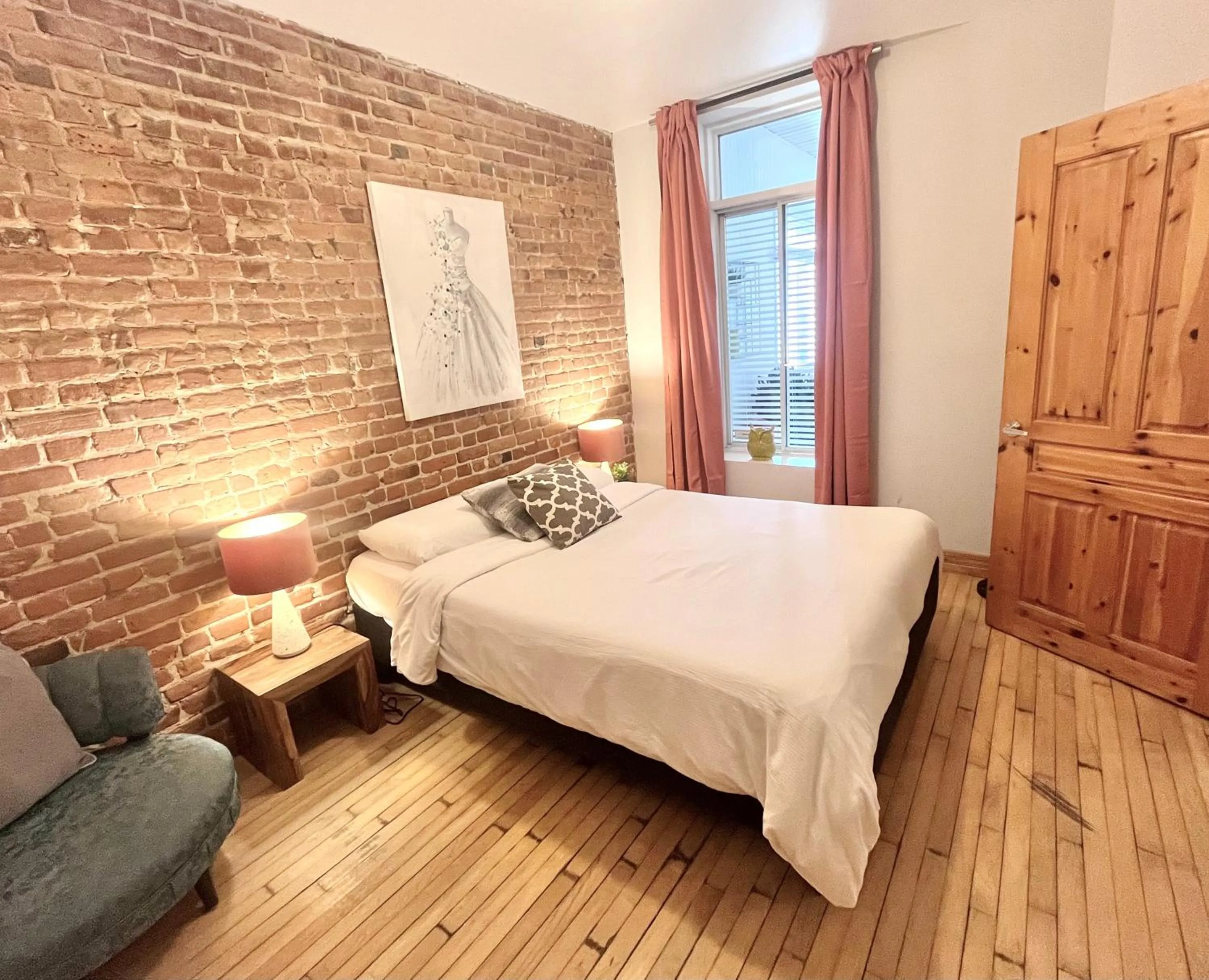 Bed in MTLVacationRentals - The City Chalet