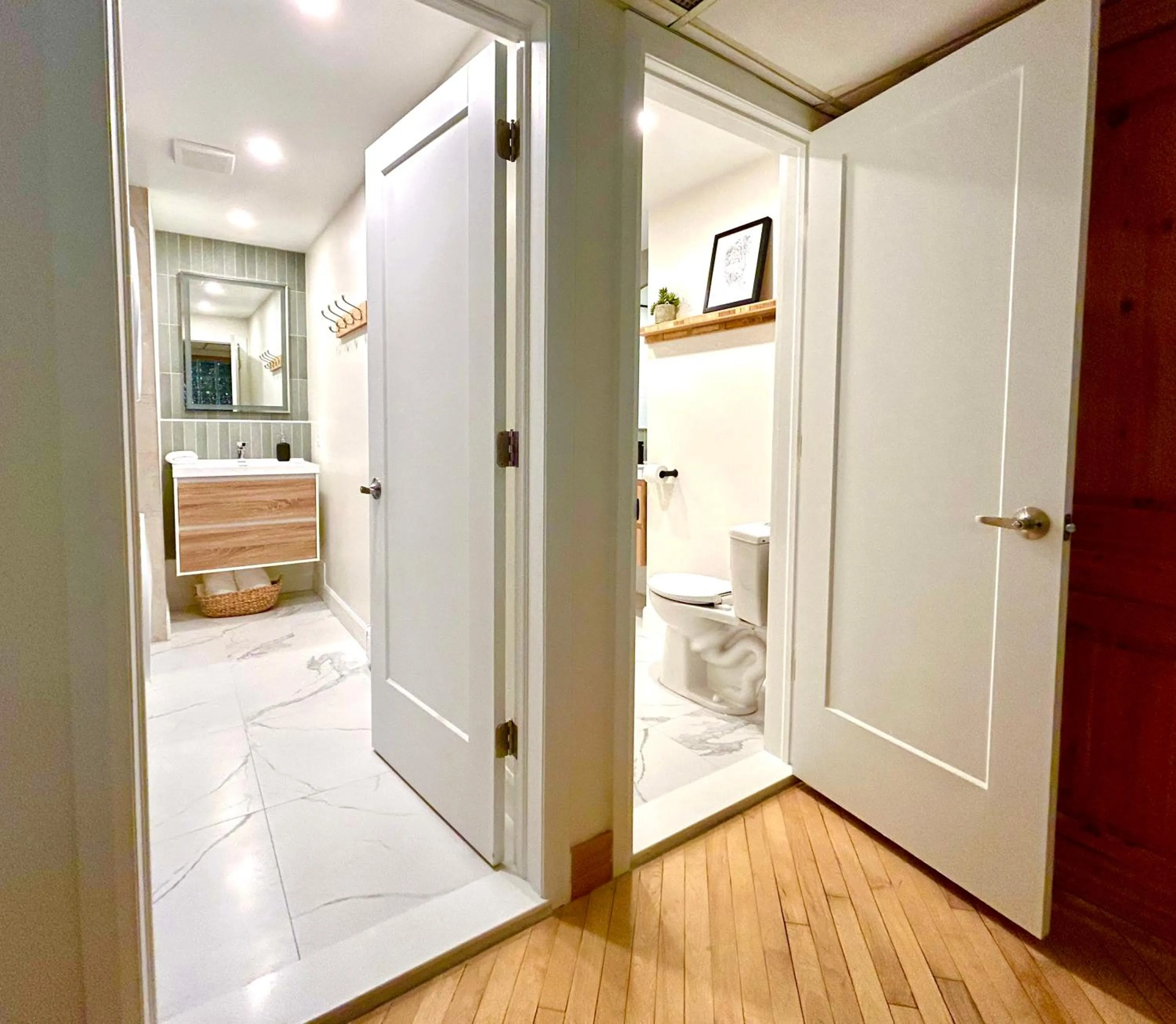 Toilet, Bed in MTLVacationRentals - The City Chalet