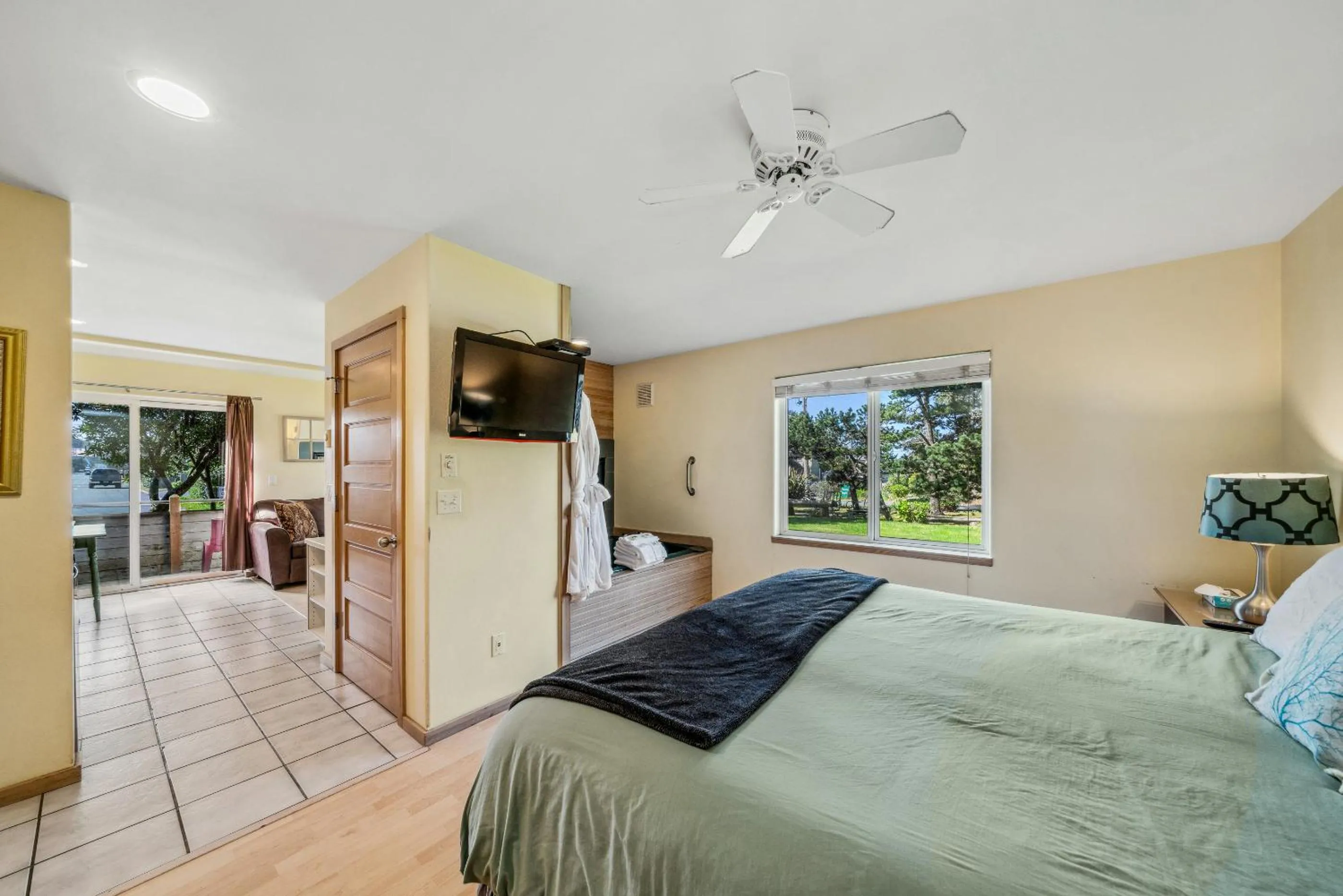 Deluxe King Suite in The Inn at Manzanita