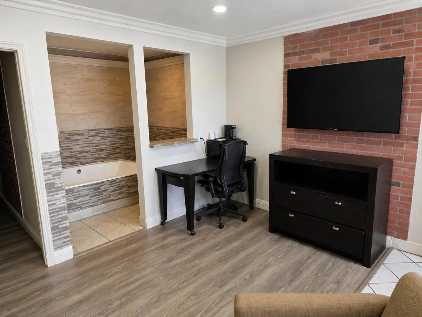 Living room in The Atlas Inn & Suites LAX