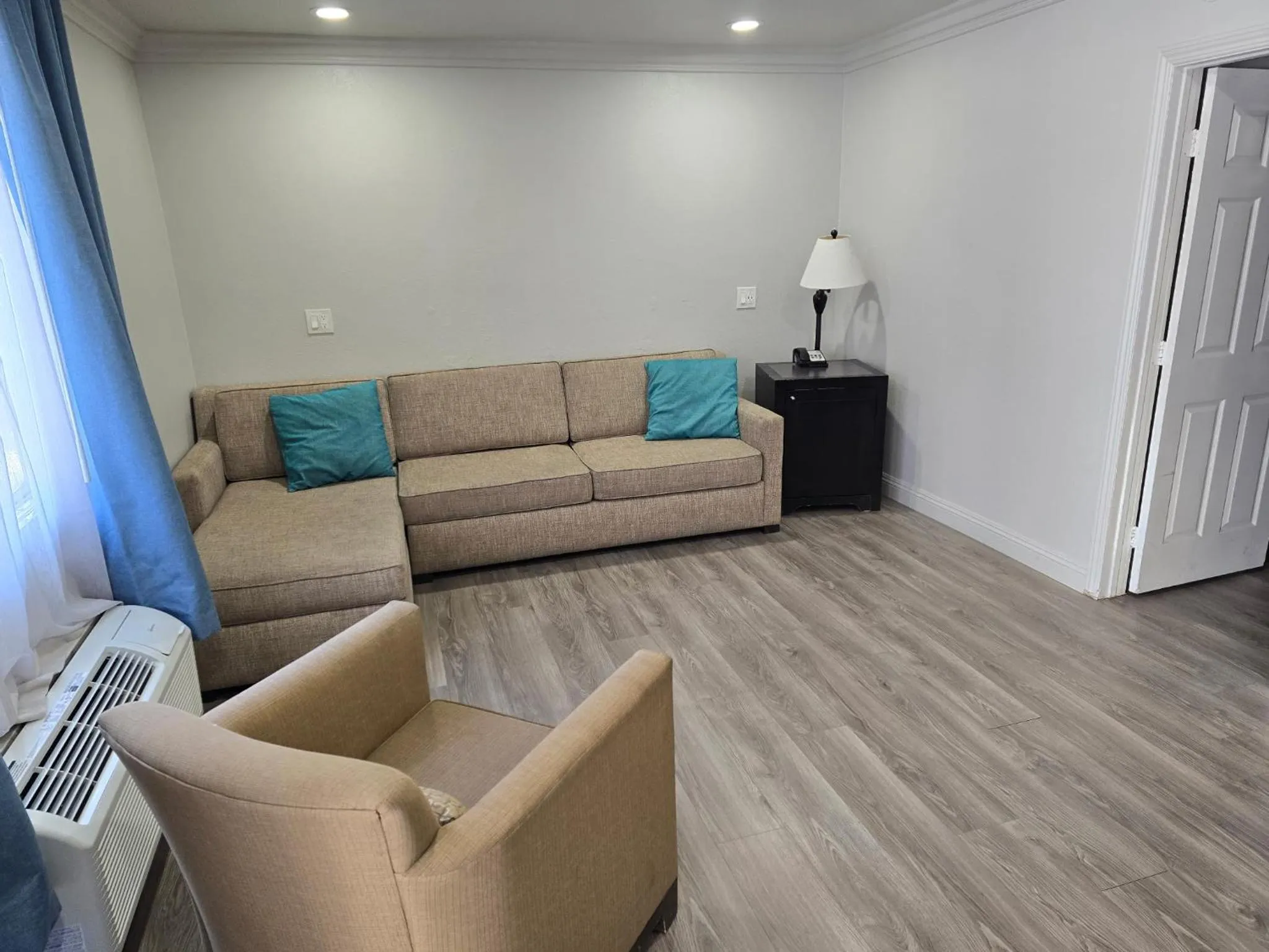 Living room in The Atlas Inn & Suites LAX