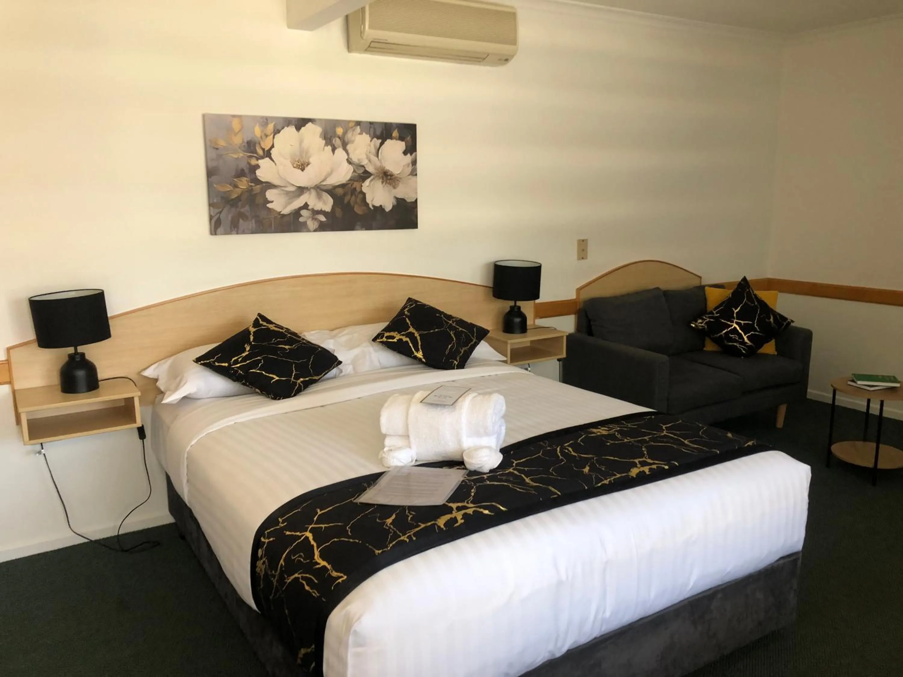 Bedroom in Warwick Vines Motel