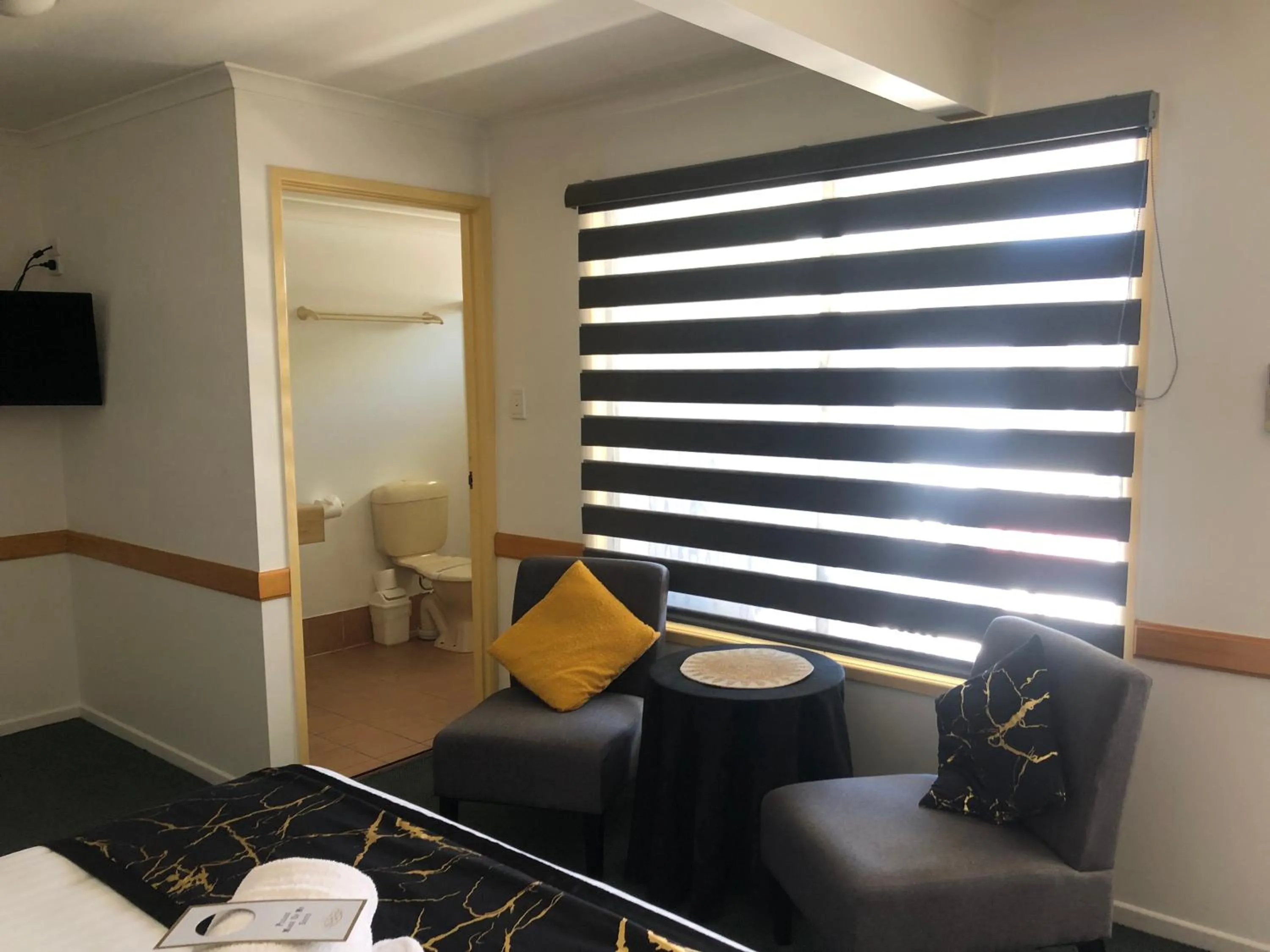 Seating area in Warwick Vines Motel