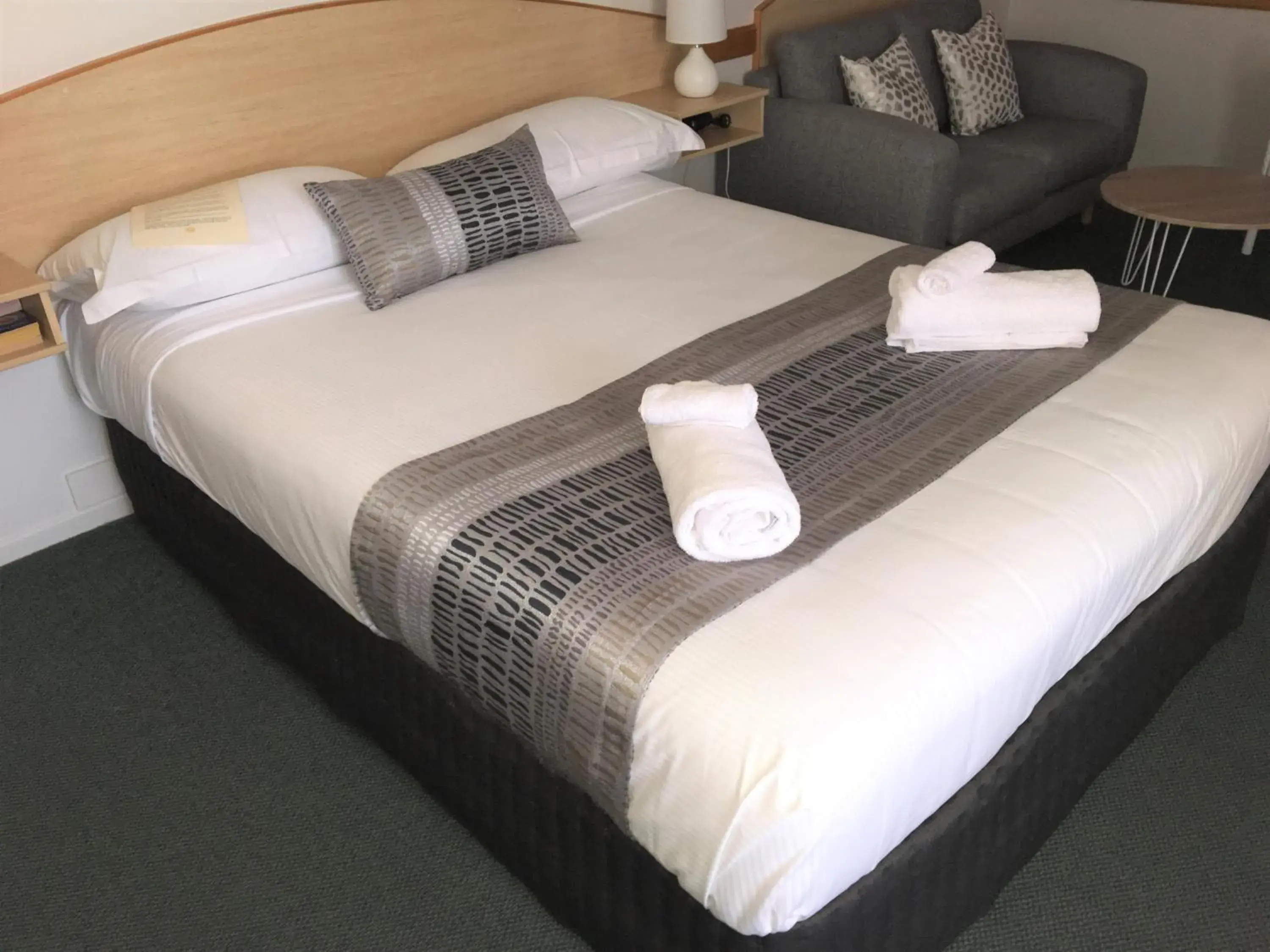 Deluxe Queen Room in Warwick Vines Motel Deluxe Queen Room in Warwick Vines Motel