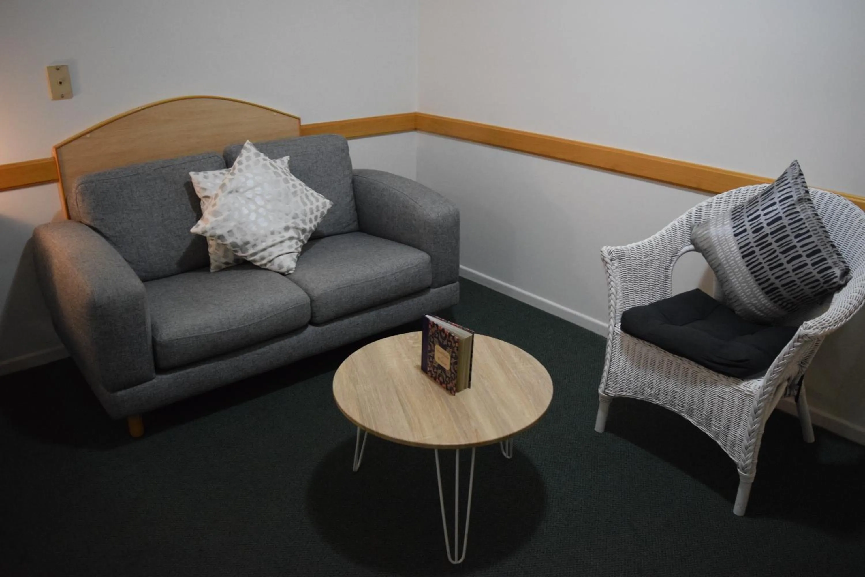 Living room in Warwick Vines Motel