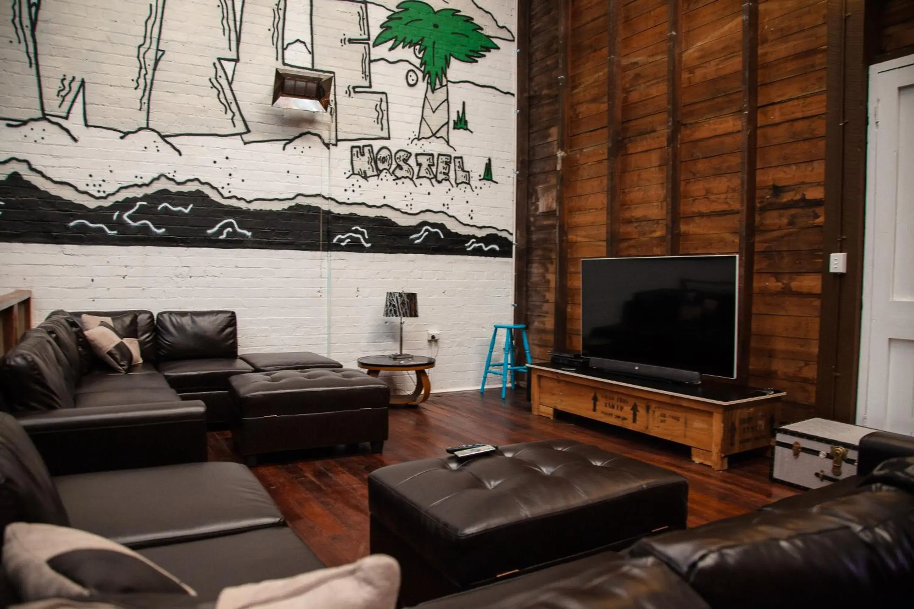 Communal lounge/ TV room, Seating Area in Fremantle Hostel