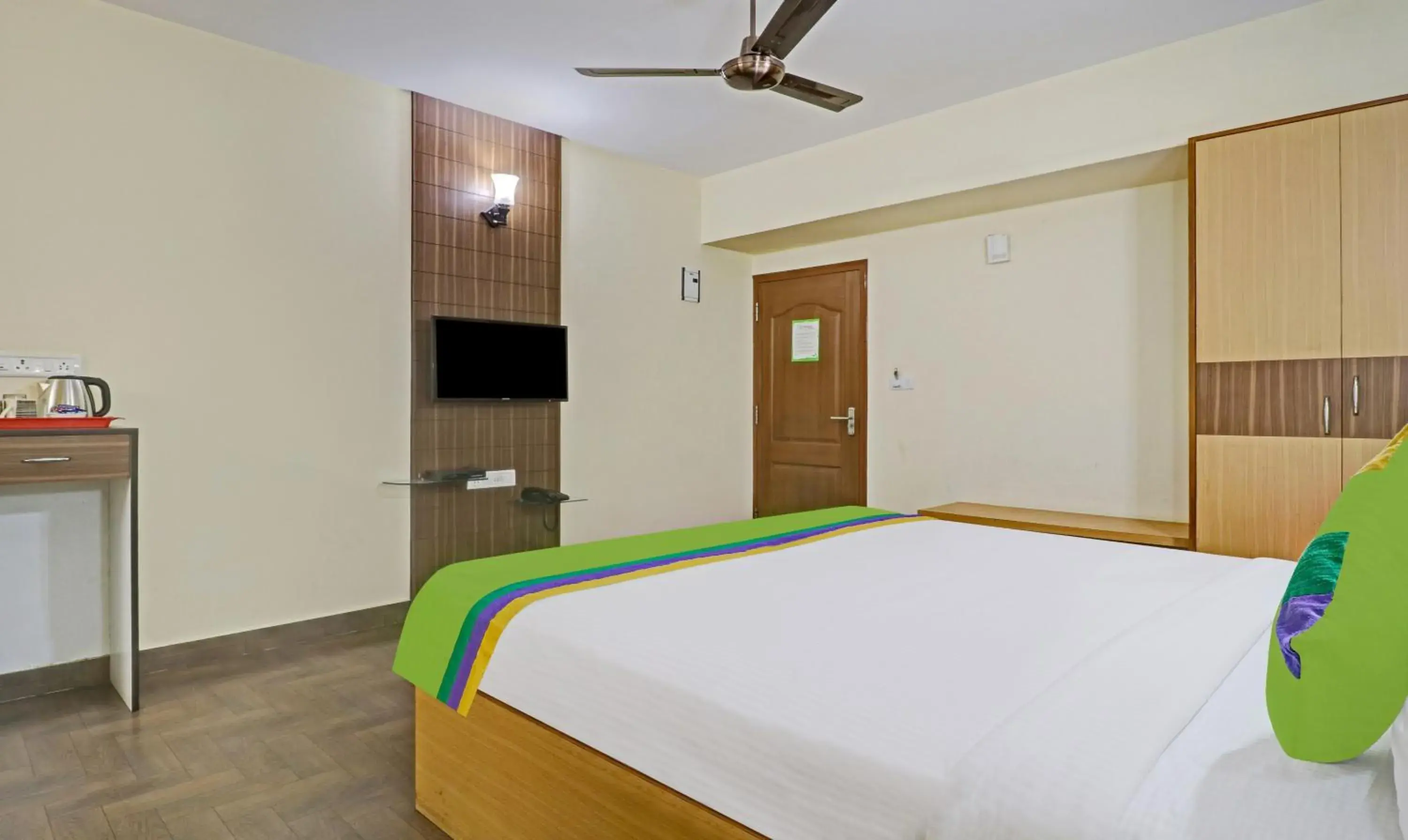TV and multimedia, Bed in Treebo Akshaya Mayflower Vijaya Bank Layout TV and multimedia, Bed in Treebo Akshaya Mayflower Vijaya Bank Layout