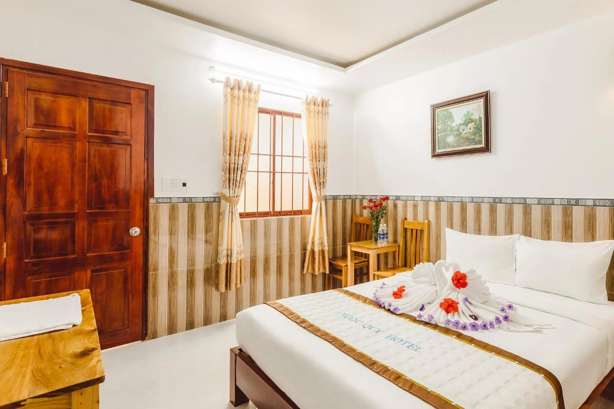 Communal lounge/ TV room, Bed in Ngoc Qui Bungalow