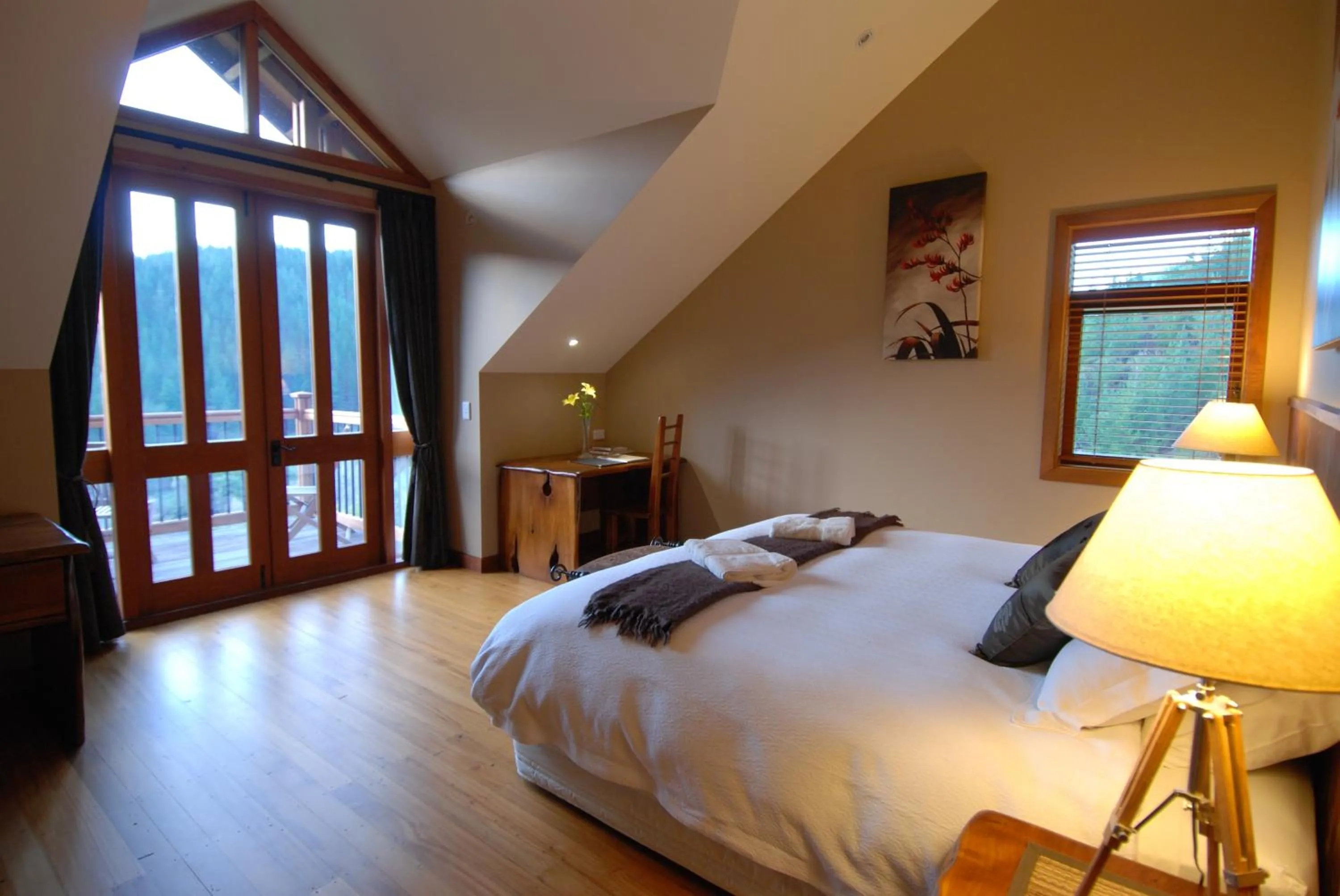 Photo of the whole room, Bed in Stonefly Lodge