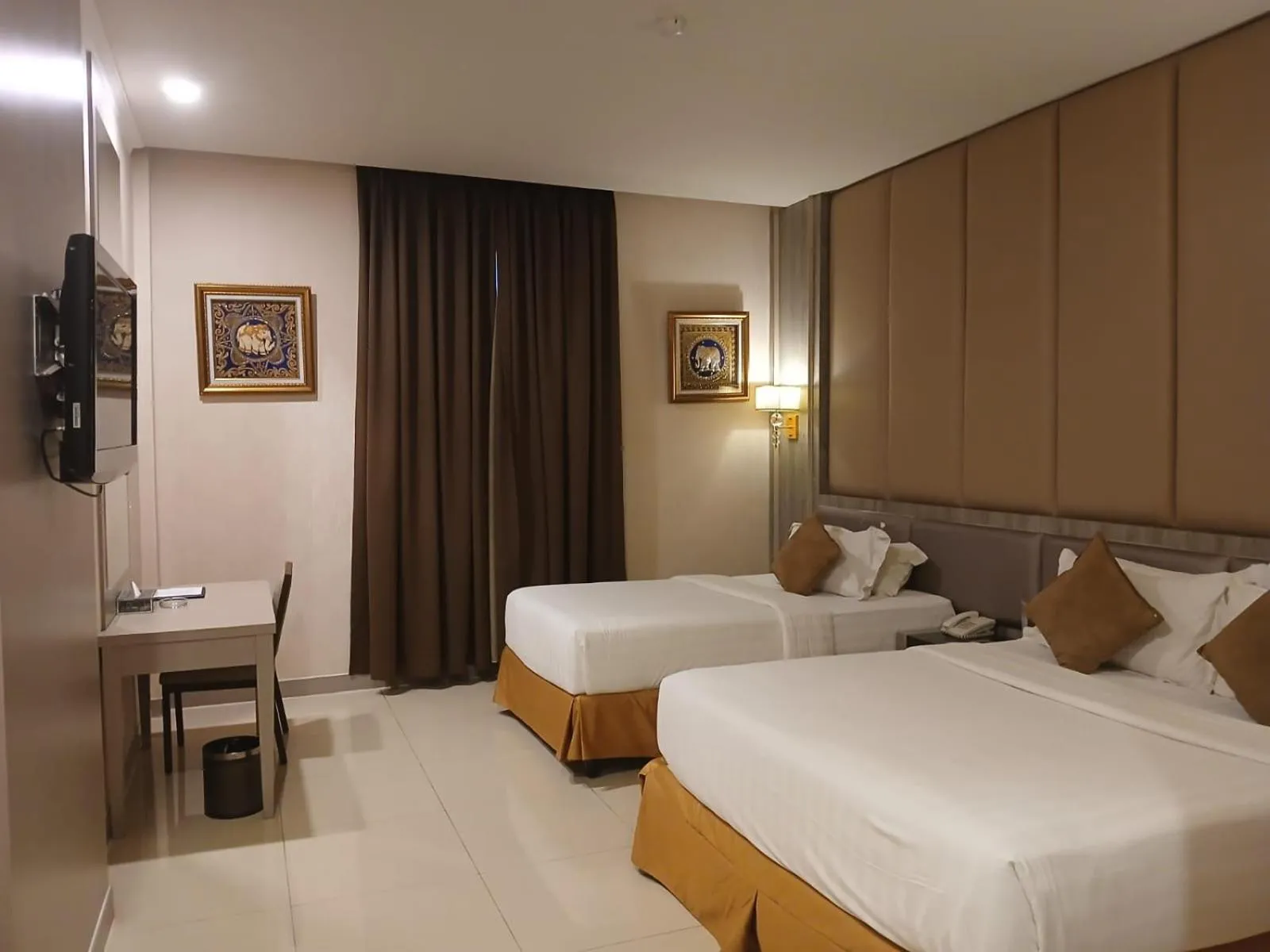 Bedroom, Bed in Grand Paragon Hotel