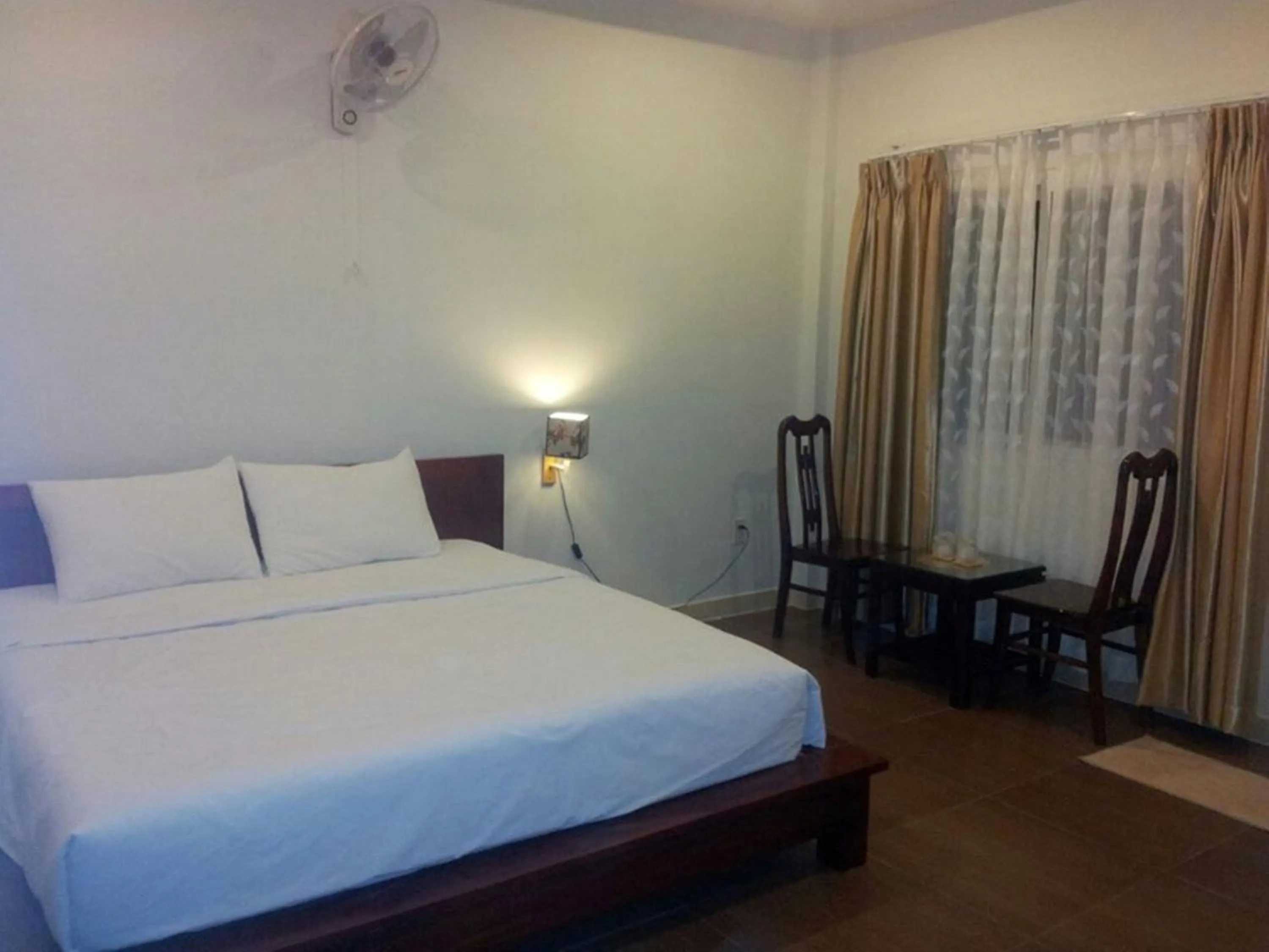 Photo of the whole room, Bed in Sunshine Bungalow