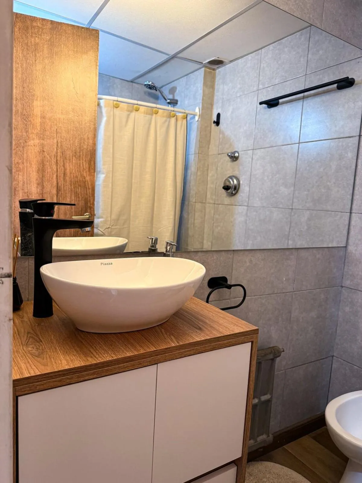 Shower in Studio vista al lago