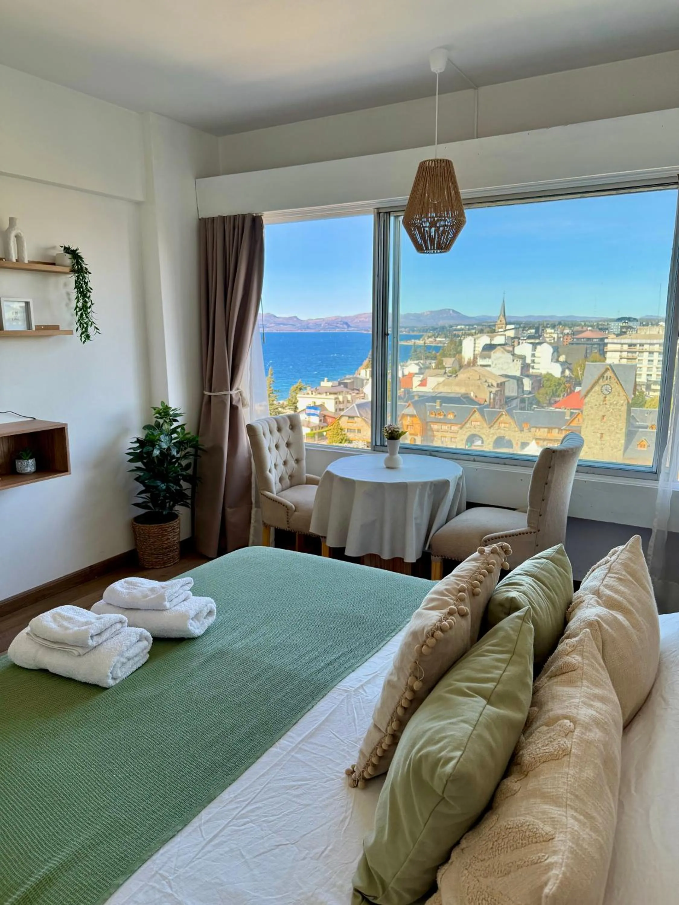 Bed in Studio vista al lago