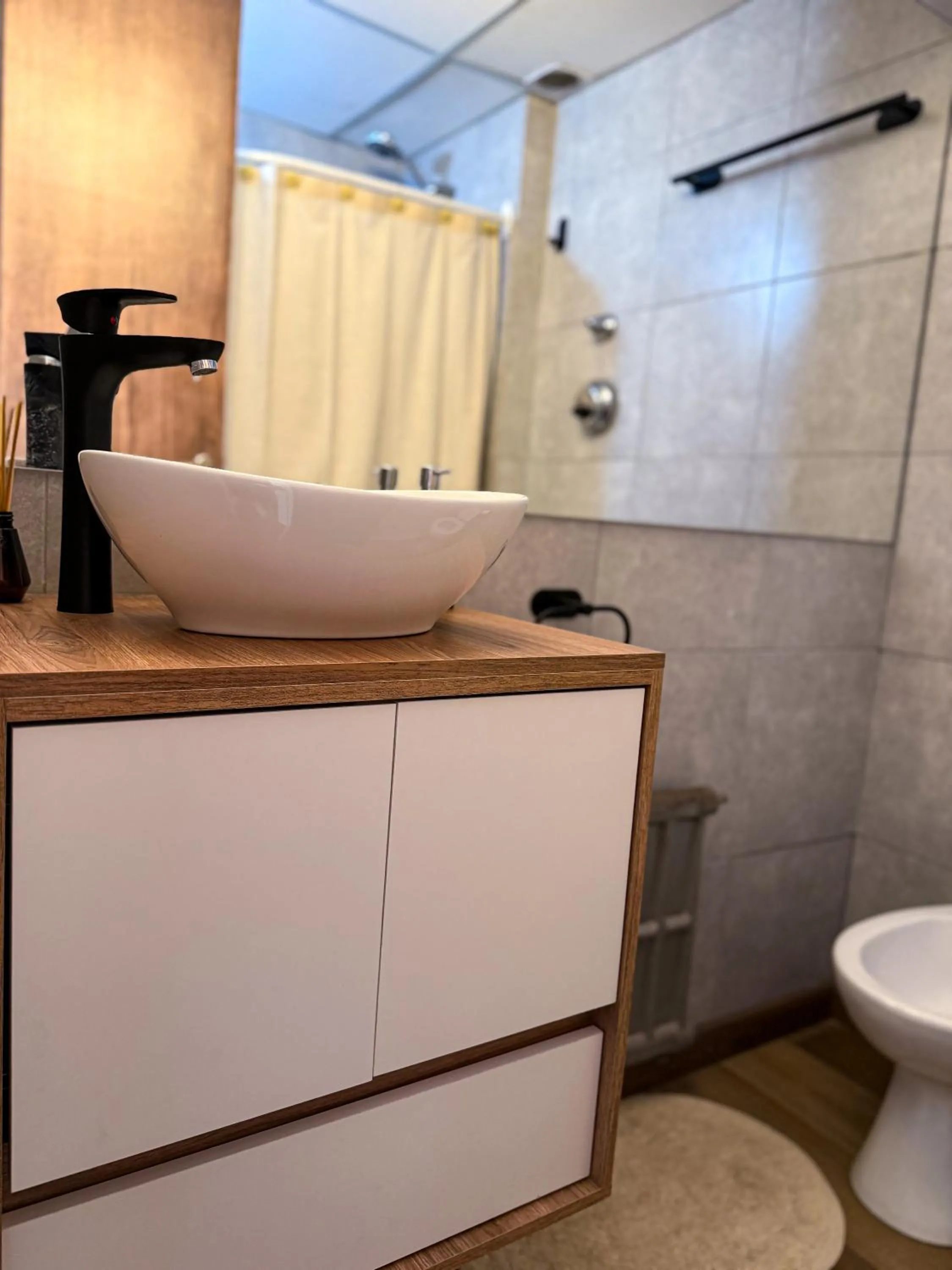 Shower in Studio vista al lago