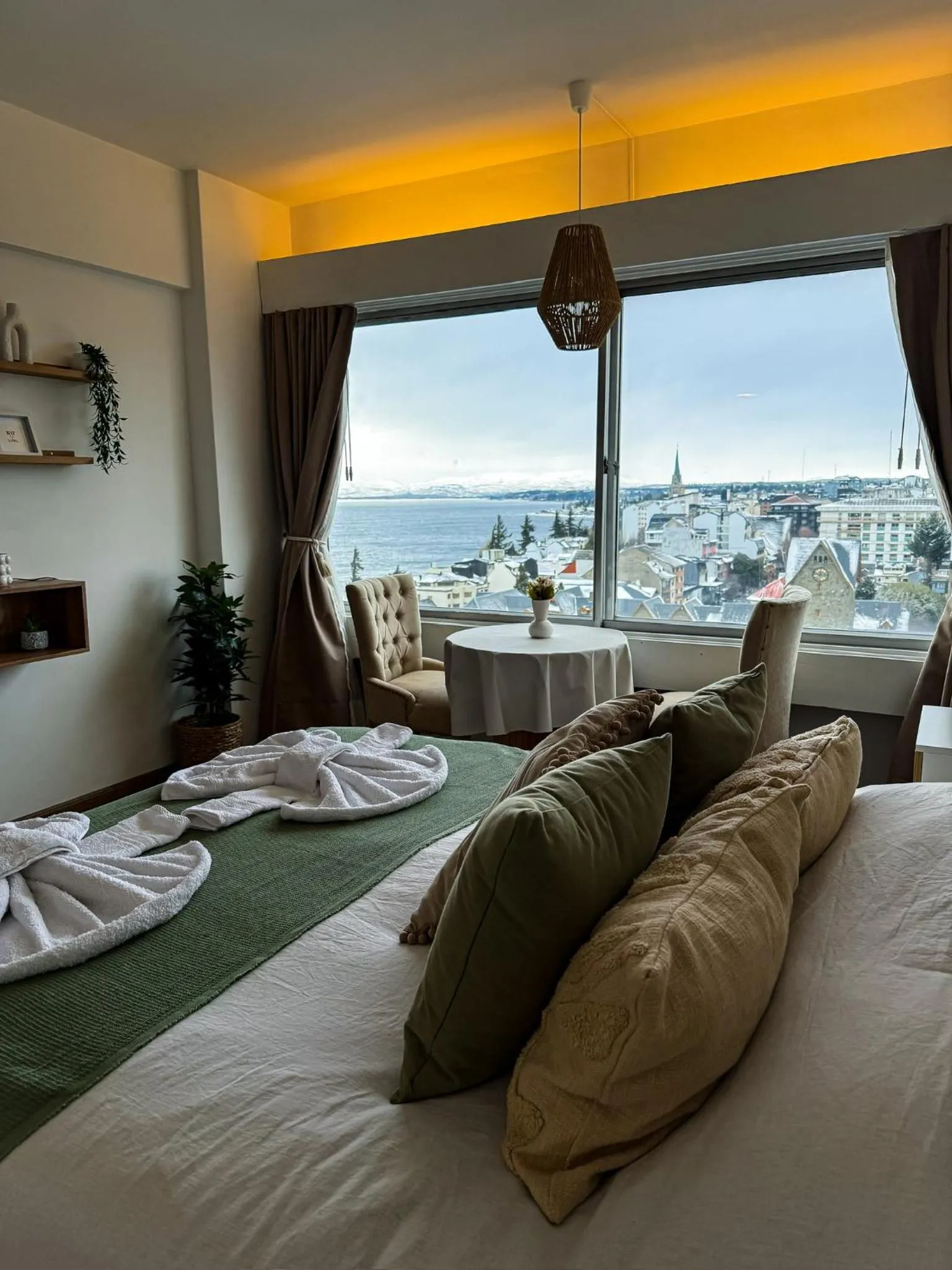 Bed in Studio vista al lago