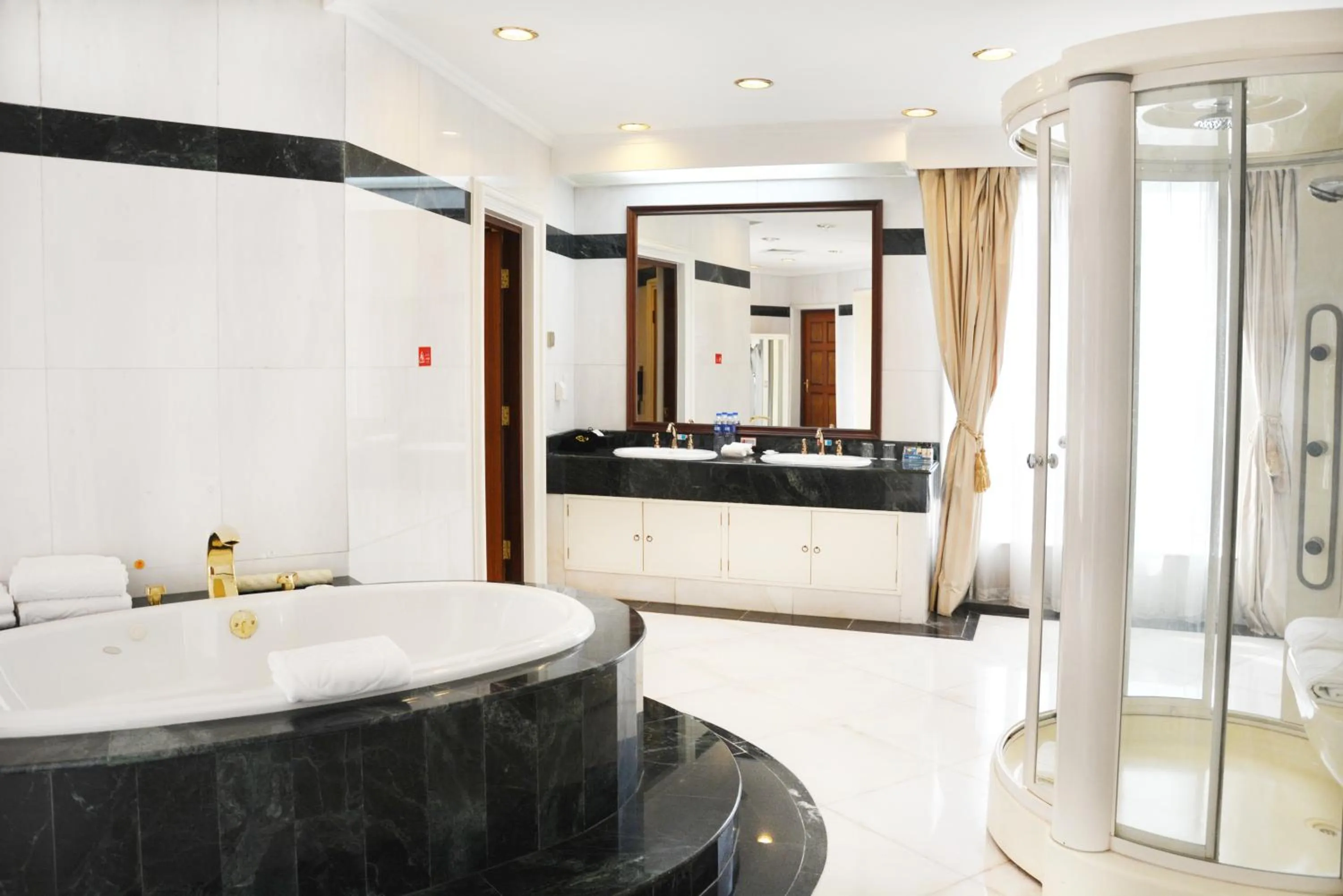 Toilet in Beijing Asia Pacific Garden Hotel