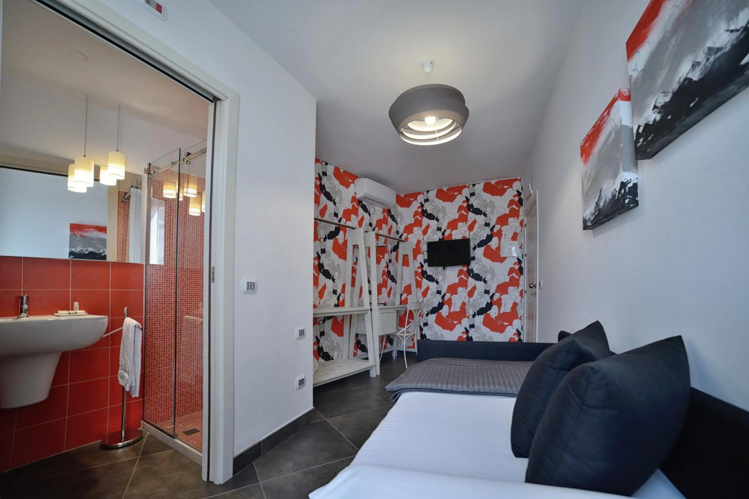 Shower, Bed in Terrazzani Suite