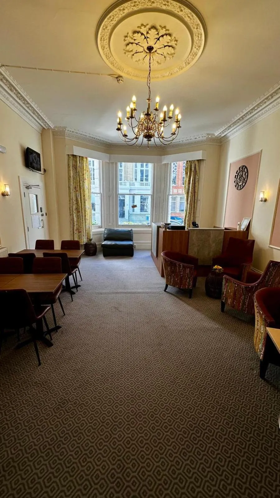 Restaurant/places to eat in Acacia Hotel