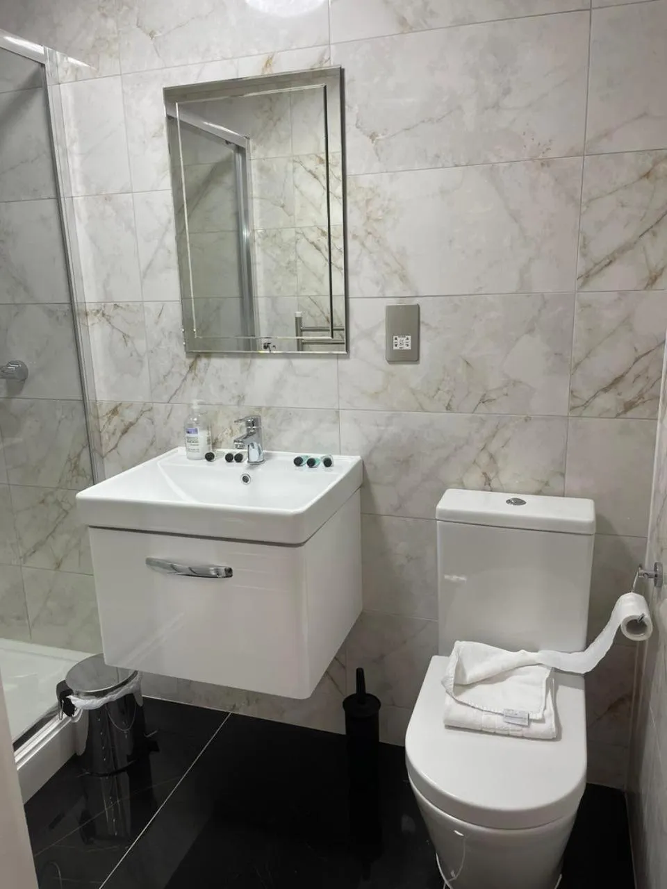 Toilet in Acacia Hotel