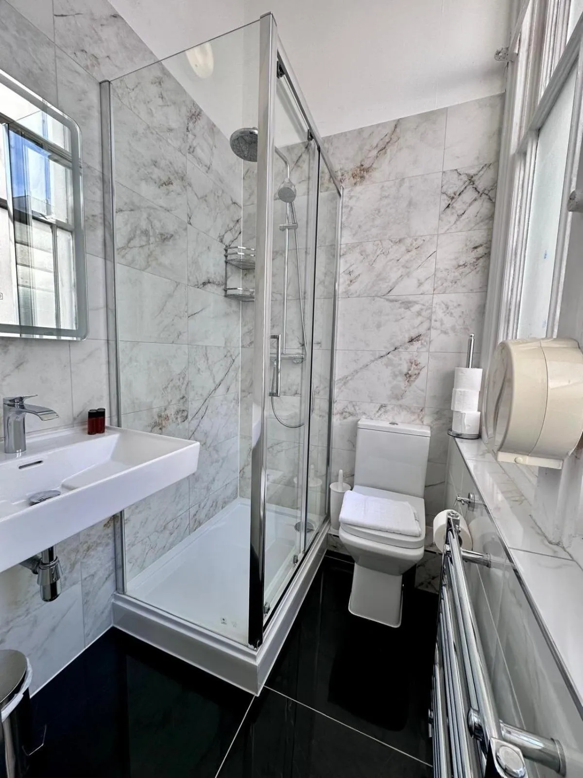 Bathroom in Acacia Hotel