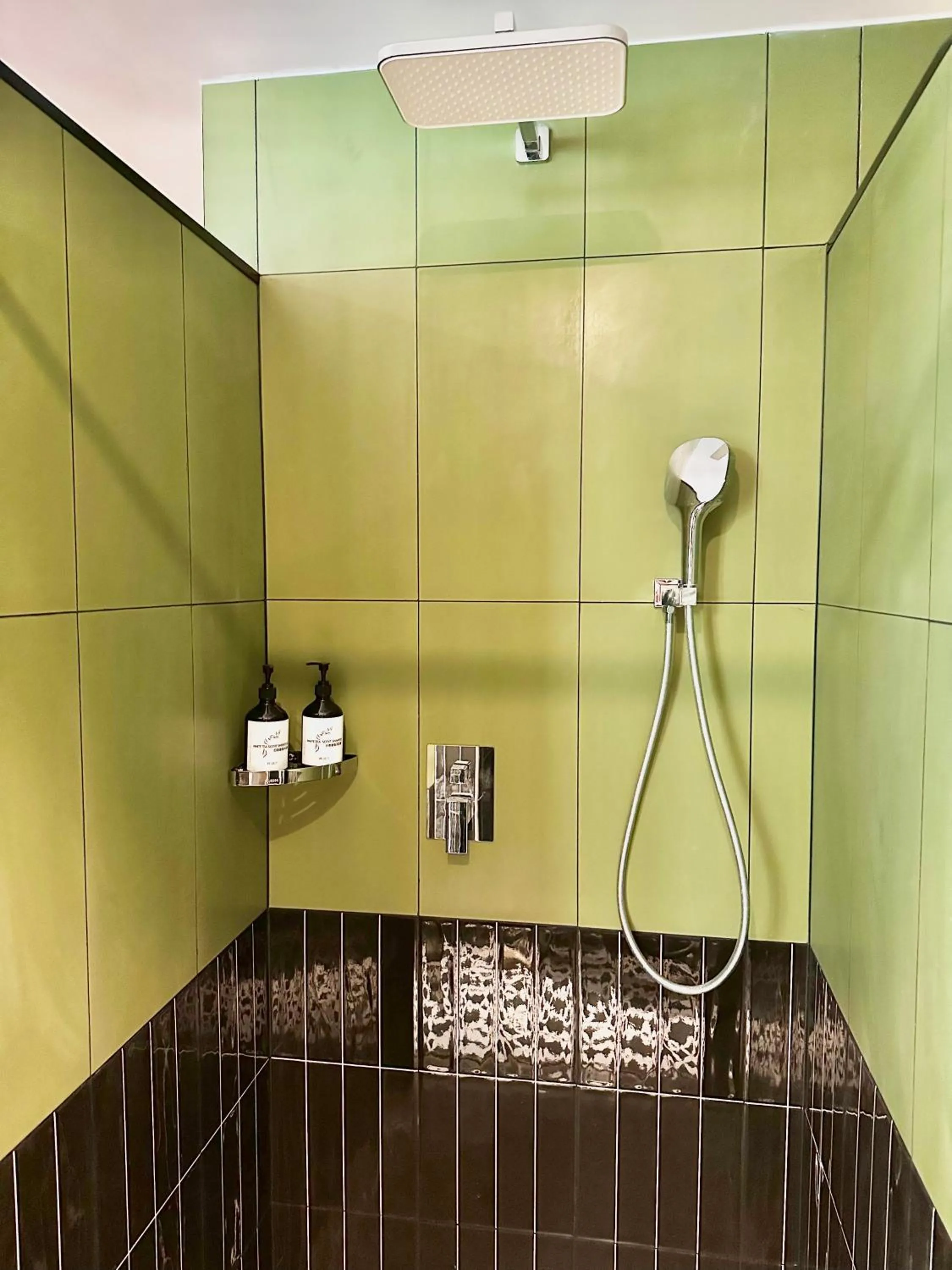 Shower in Yuanjili International Youth Hostel