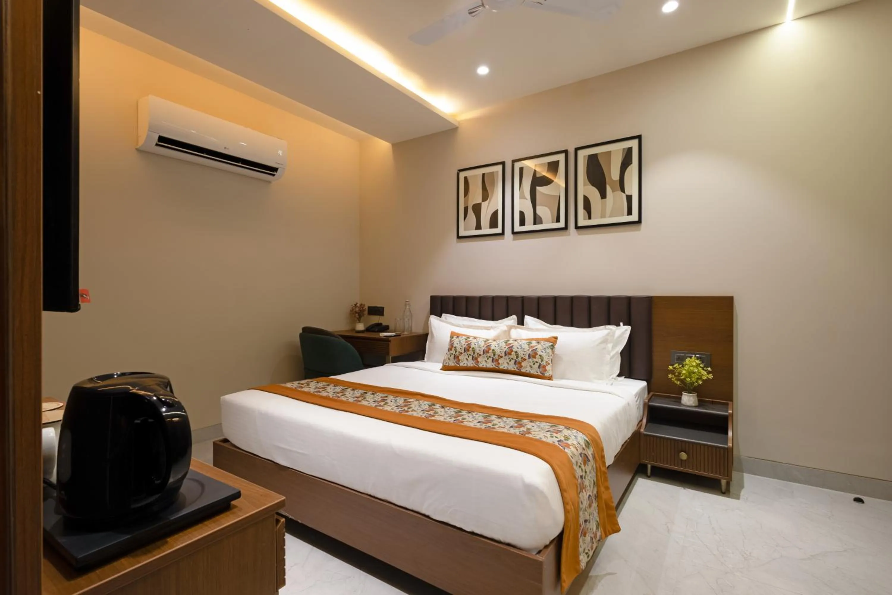 Bed in Saltstayz Premier - Naraina, Central Delhi