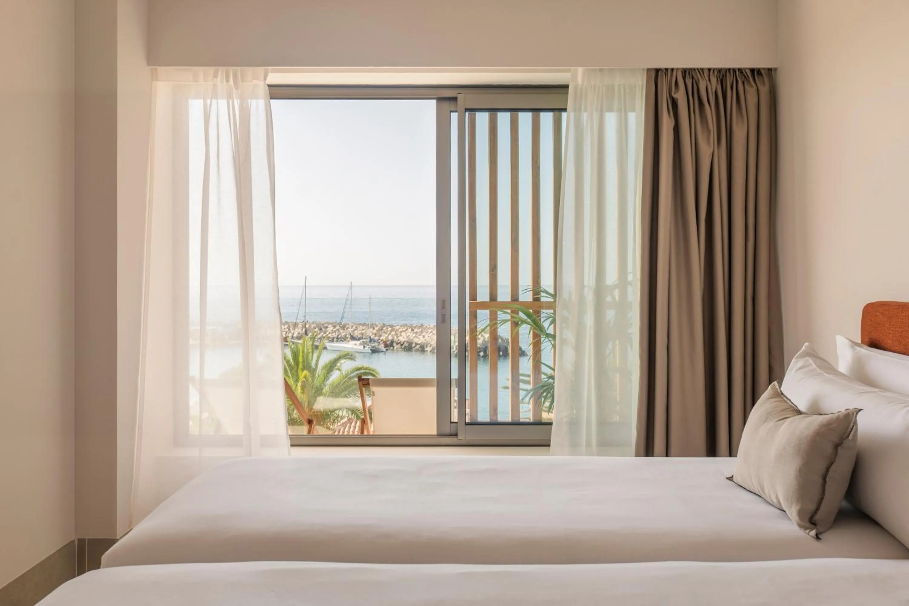 Photo of the whole room, Bed in Kora Tigot