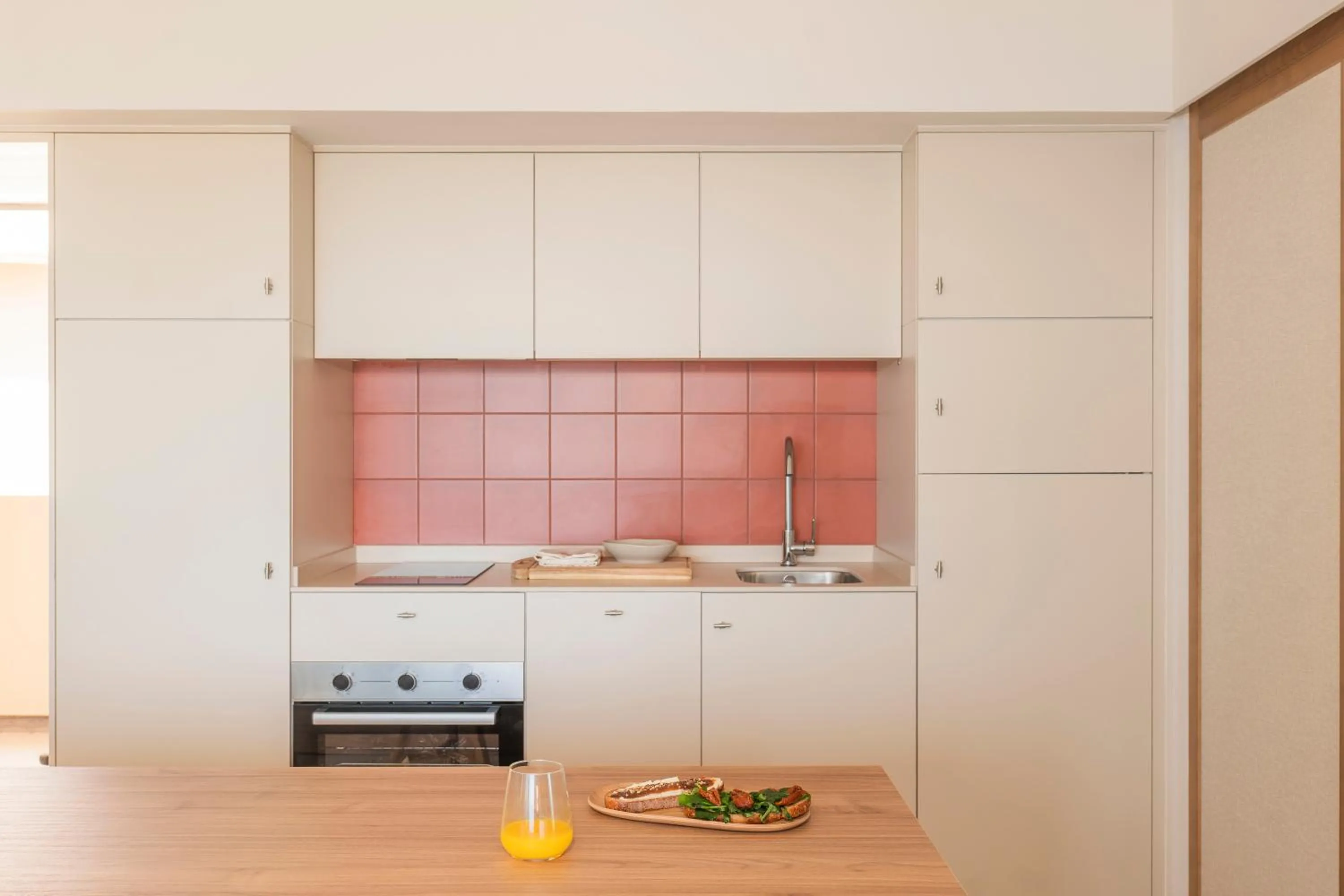Kitchen or kitchenette in Kora Tigot