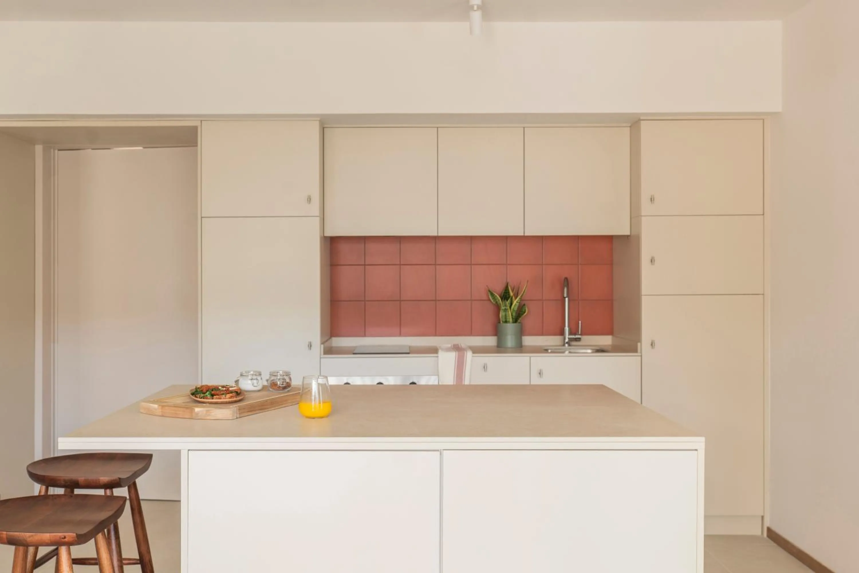 Kitchen or kitchenette in Kora Tigot