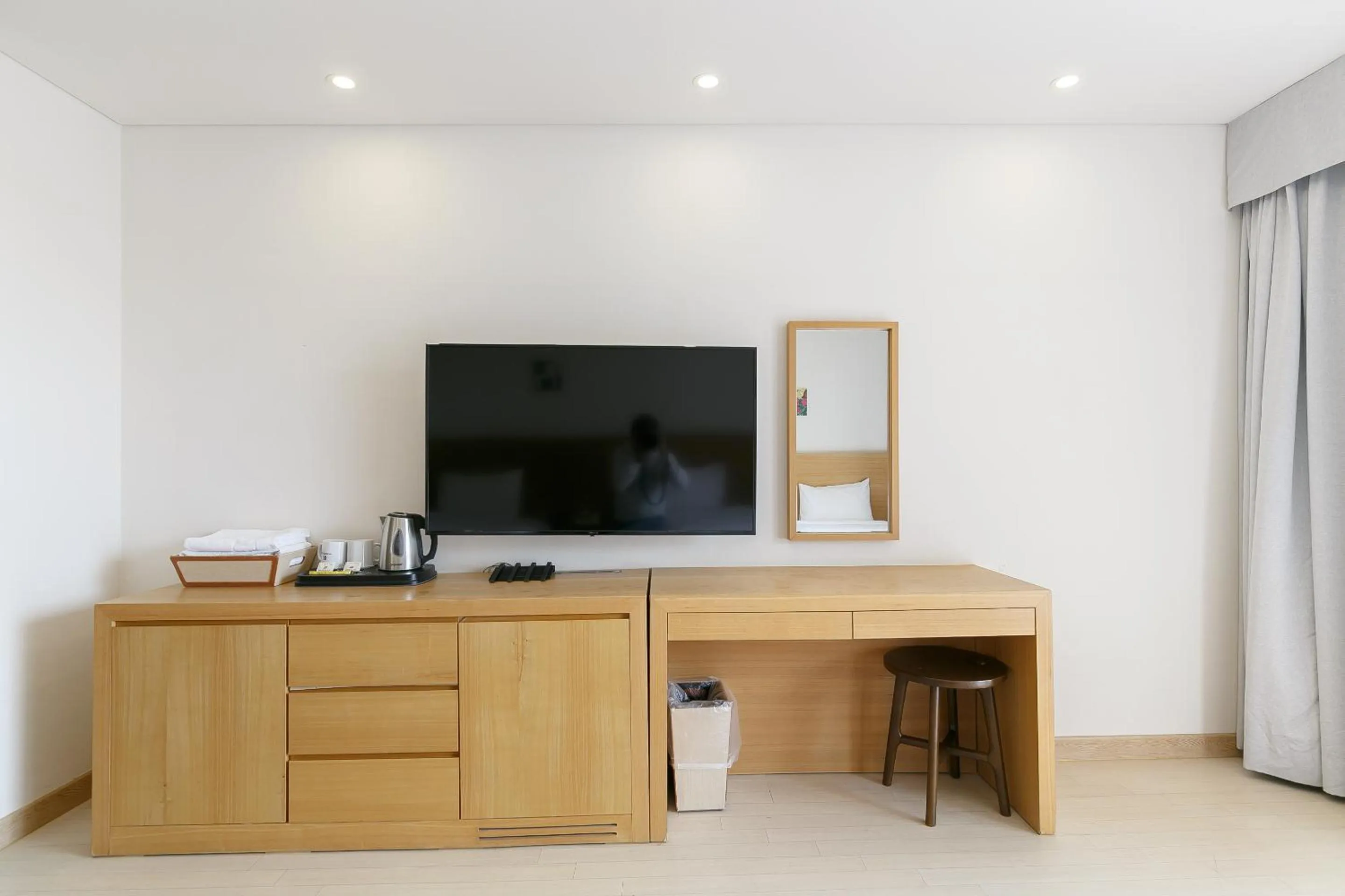 TV and multimedia in BK Hotel Jeju