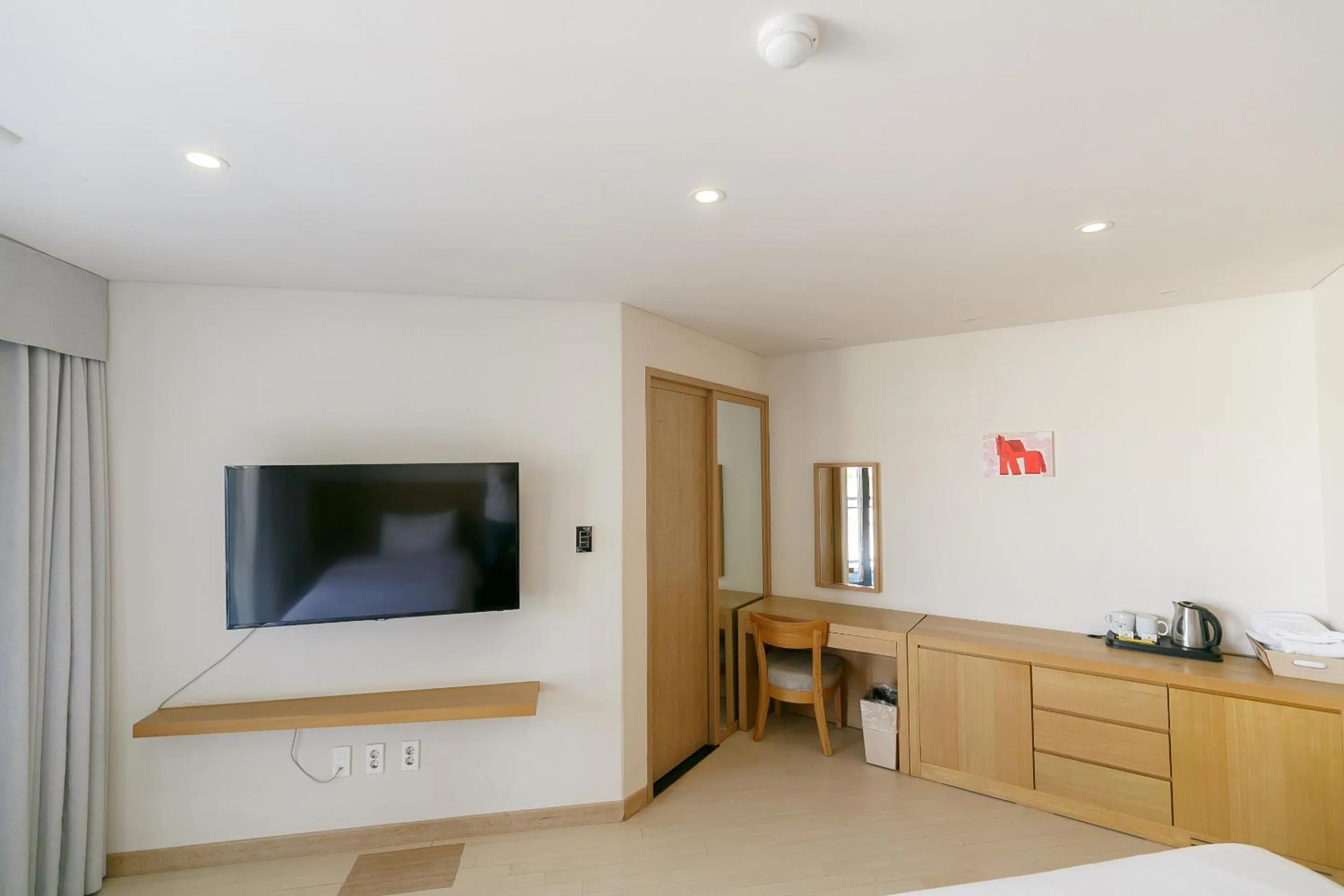 TV and multimedia, Bed in BK Hotel Jeju