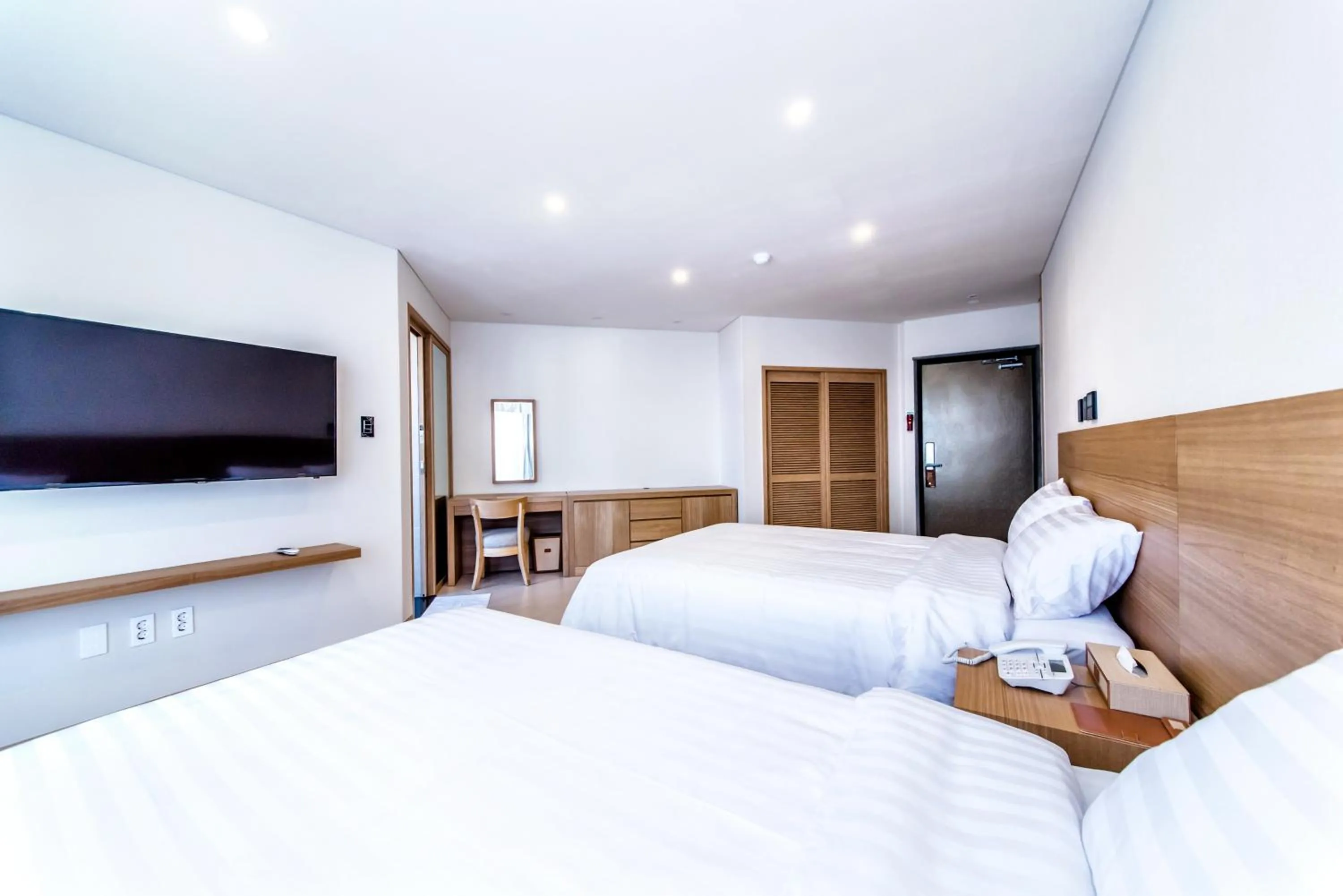 TV and multimedia, Bed in BK Hotel Jeju