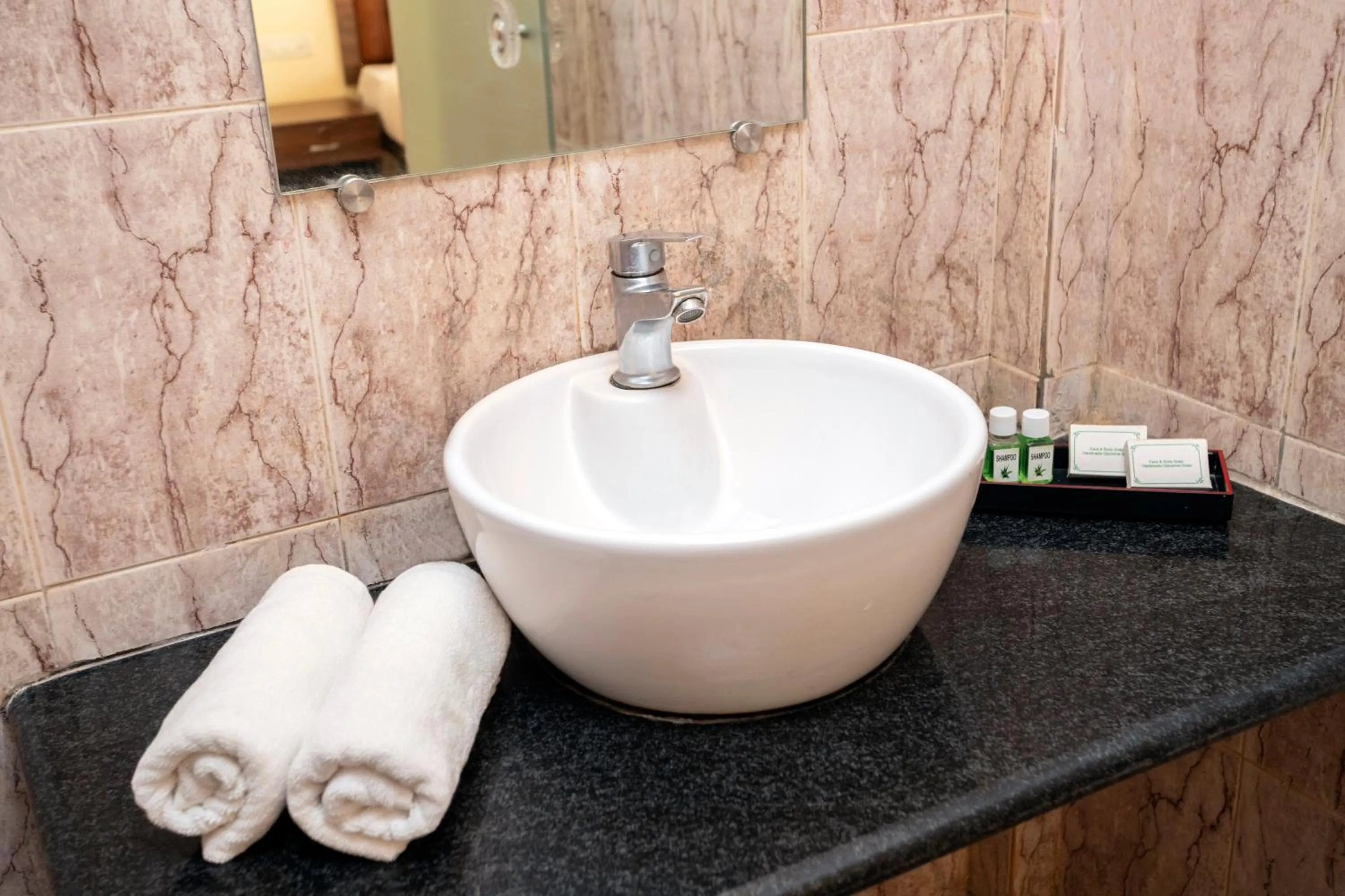 Toilet in La Vaiencia Beach Resort, Morjim